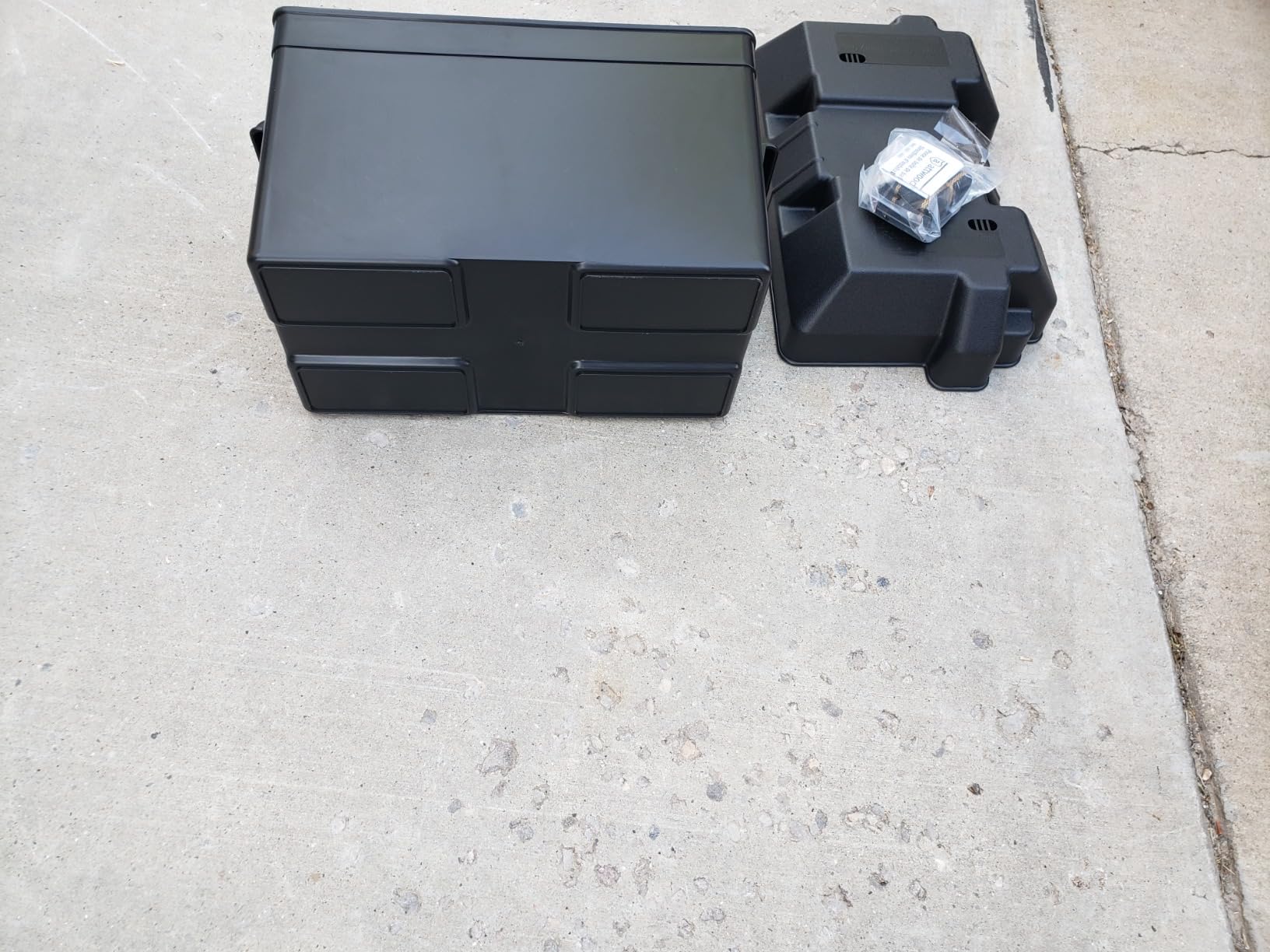 Attwood 9067-1 Vented Battery Box with Mounting Strap, Fits Group 27 Series Batteries, Black customer photo 2