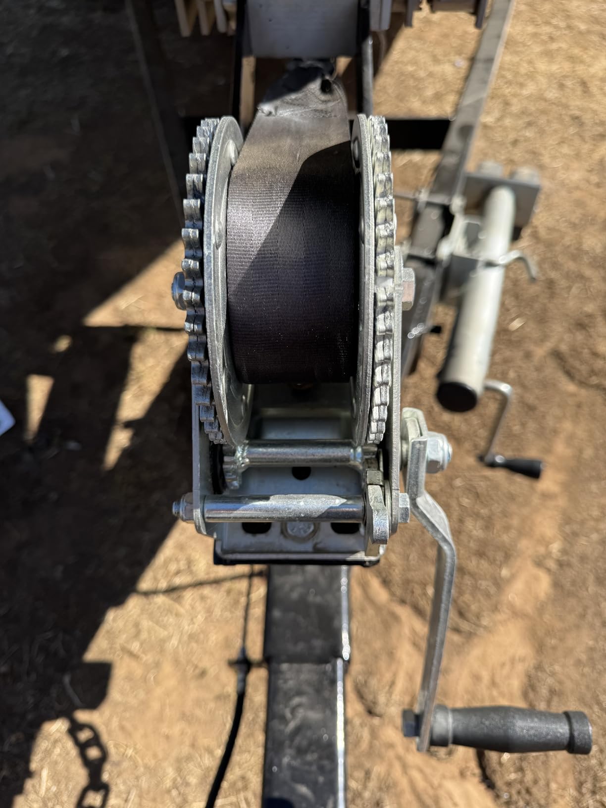 Camco 2000lb Boat Trailer Winch - Manual Hand Crank Boat Winch Features 20-Foot Strap & 2-Way Ratchet - 2,000lb Weight Capacity - Boat Trailer Accessories (50000) customer photo 1