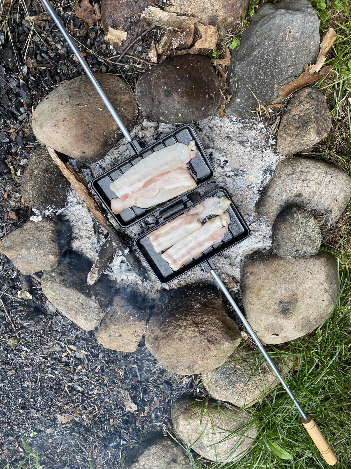 Uno Casa - XL Pie Irons Cast Iron Sandwich Maker - Mountain Japanese Sandwich Maker with Recipe Book - Durable Campfire Cooking Equipment for Toasted Pies, and More customer photo 1