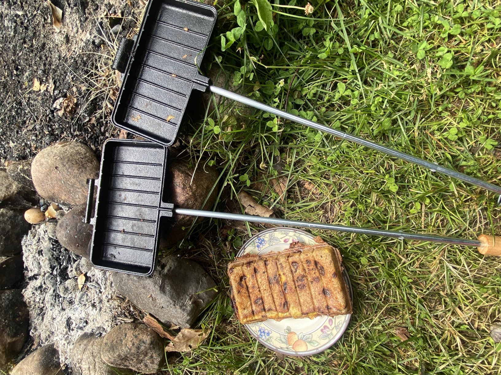 Uno Casa - XL Pie Irons Cast Iron Sandwich Maker - Mountain Japanese Sandwich Maker with Recipe Book - Durable Campfire Cooking Equipment for Toasted Pies, and More customer photo 2