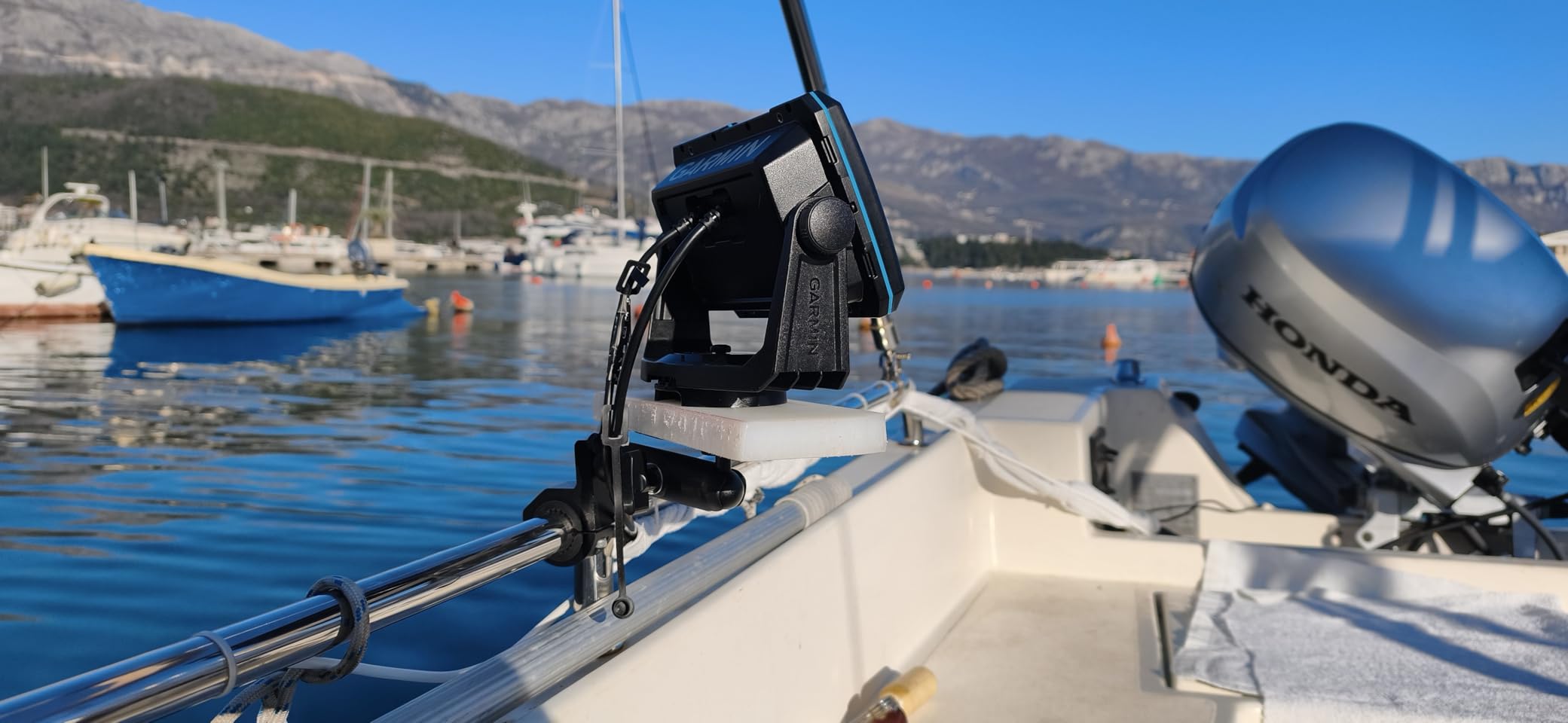 Garmin Striker Vivid 5cv, Easy-to-Use 5-inch Color Fishfinder and Sonar Transducer (010-02551-00) customer photo 1