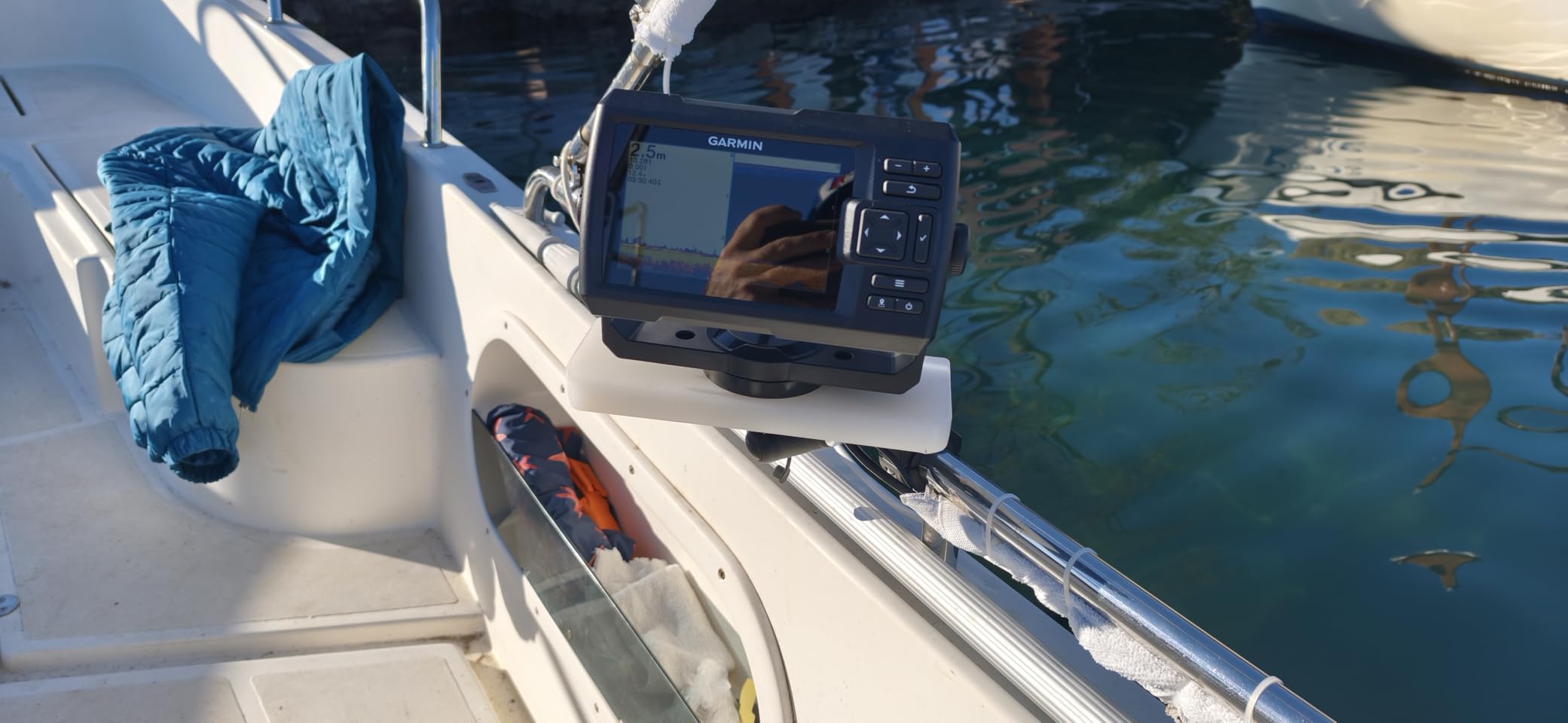 Garmin Striker Vivid 5cv, Easy-to-Use 5-inch Color Fishfinder and Sonar Transducer (010-02551-00) customer photo 2