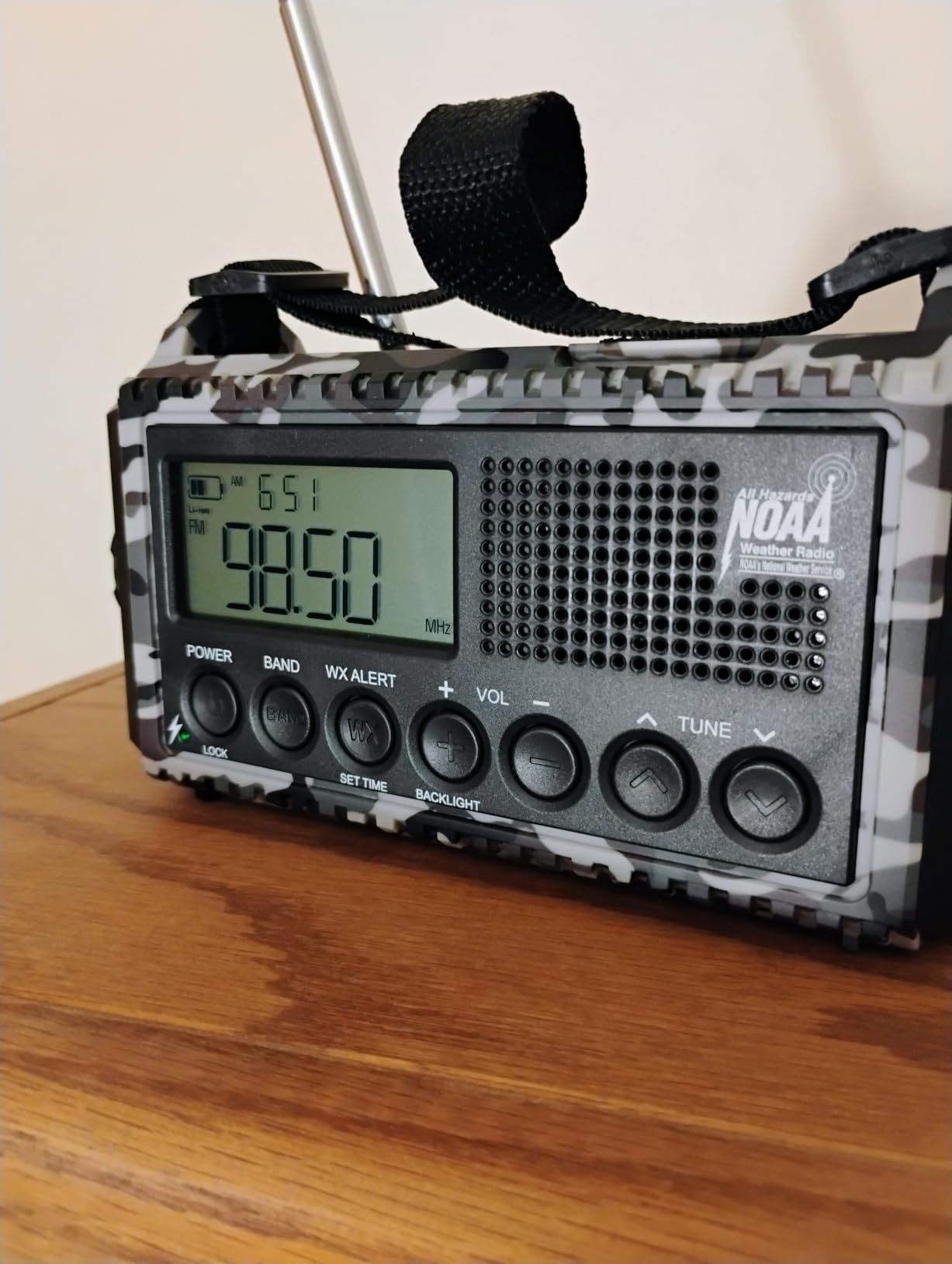 Raynic Emergency Radio, 5000mAh/18500mWh Weather Radio, Solar Hand Crank Radio with AM/FM/SW/NOAA Alert, Cell Phone Charger customer photo 1