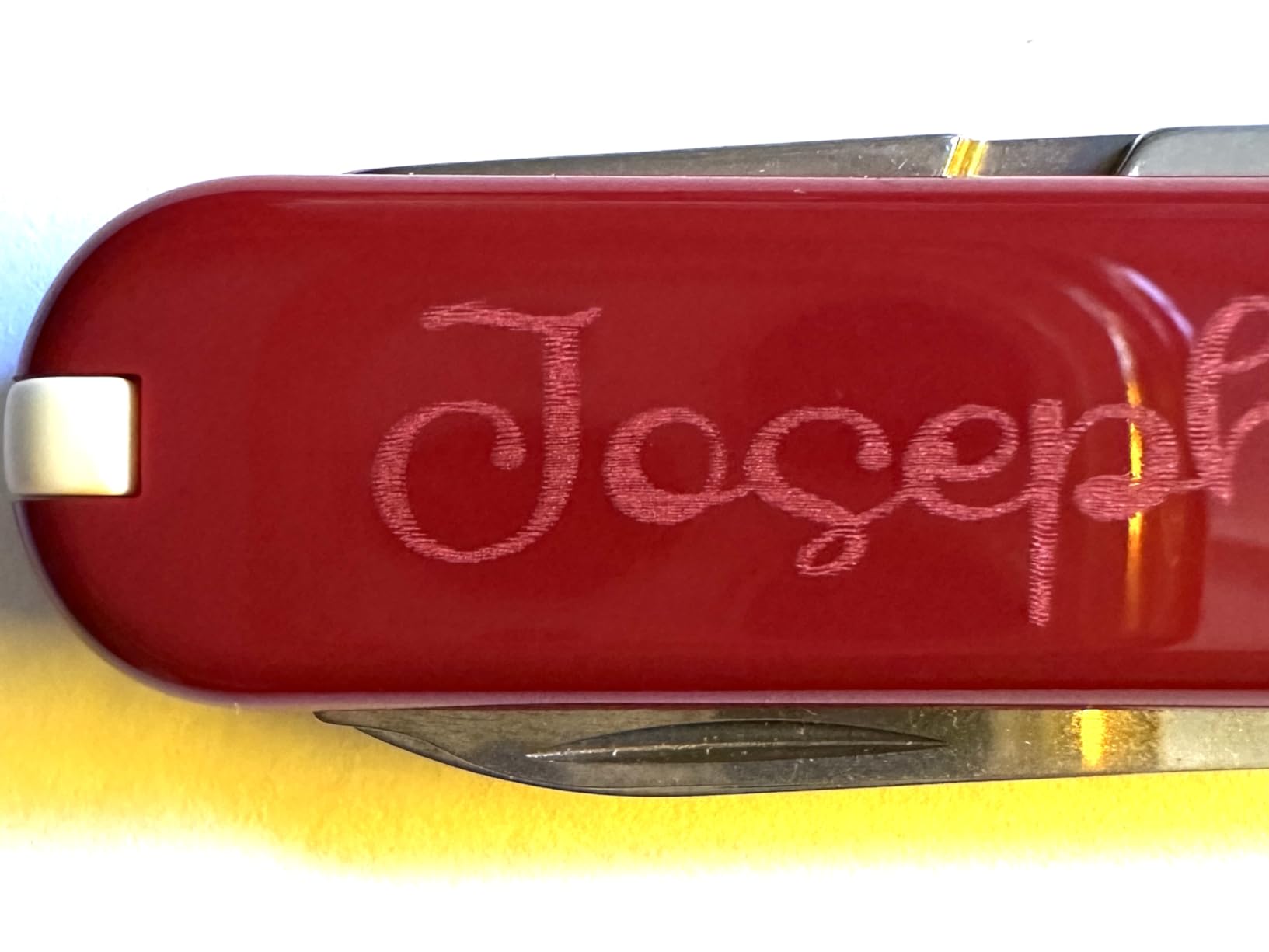 Victorinox Classic SD Swiss Army Knife, Compact, 7 Functions, Swiss Made Pocket Knife with Small Blade, Screwdriver and Key Ring - Style Icon (Red) customer photo 1