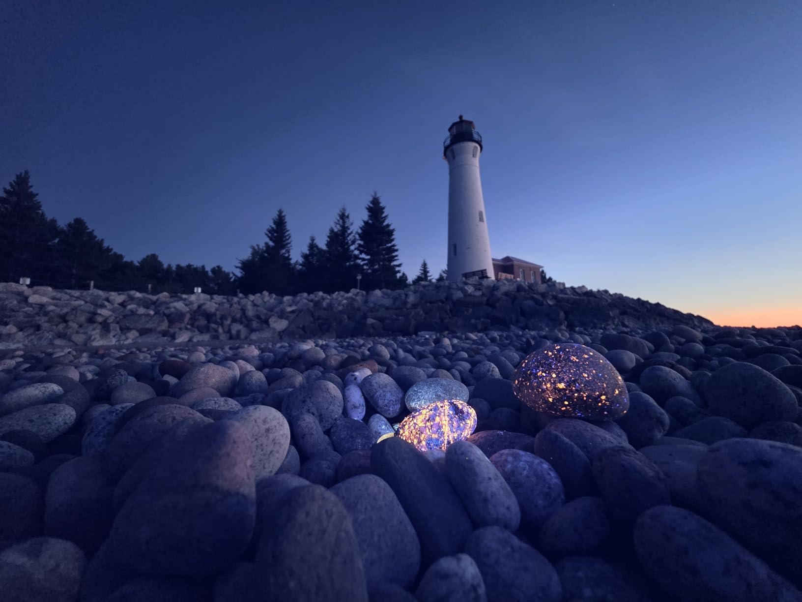 S5 UV Flashlight, Super Bright Black Light Flashlight with 5 LEDs, for UV Resin Curing, Rockhounding, Pet Urine Detecting, Scorpion Hunting (365NM) customer photo 1
