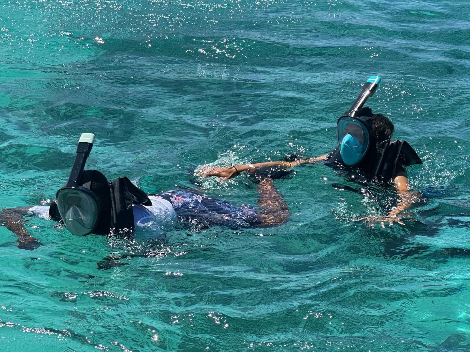 Odoland Snorkeling Packages, Full Face Snorkel Mask for Adults & Youth with Camera Mount, Adjustable Swim Fins, Anti-Fog Anti-Leak Diving Gear for Men Women Teens customer photo 1