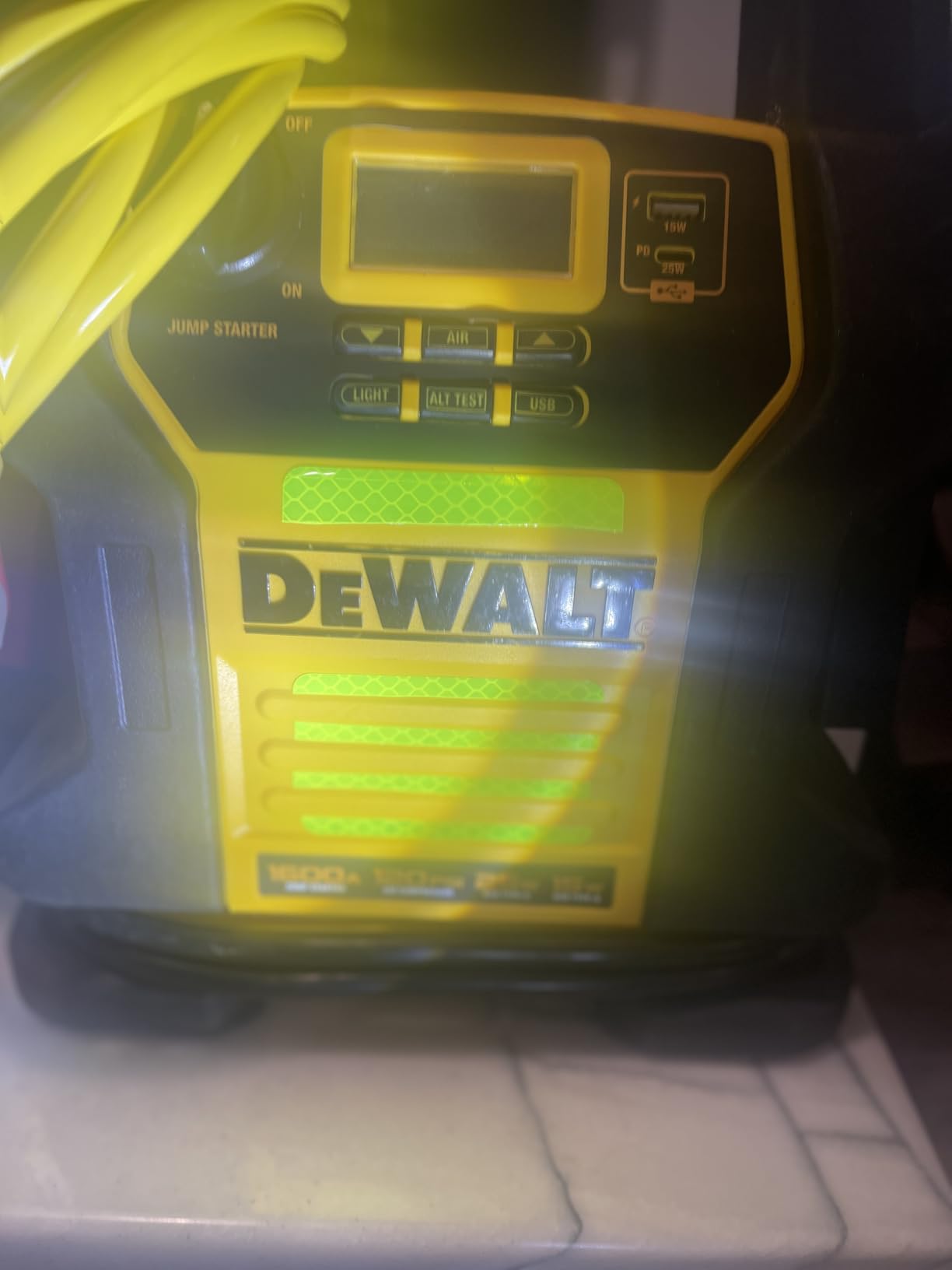 DEWALT DXAEJ14 Digital Portable Power Station Jump Starter - 1600 Peak Amps with 120 PSI Compressor for Tires, Sports Equipment & Bikes, 15W USB-A and 25W USB-C Power customer photo 2