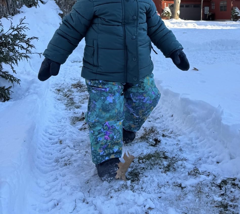 Amazon Essentials Unisex Kids and Toddlers' Insulated Waterproof Ski & Snow Pants, Breathable customer photo 1