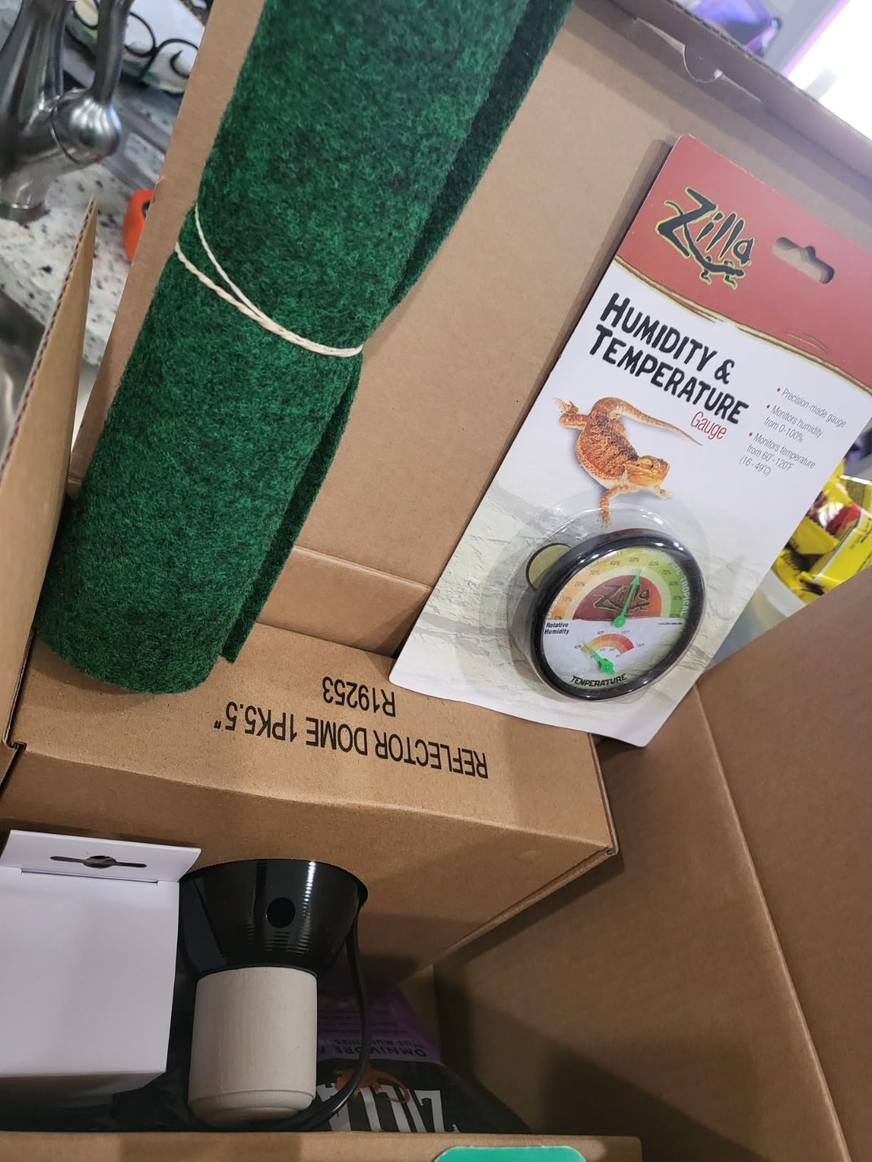 Zilla Bearded Dragon Habitat Accessory Kit, Easy Starter Kit for Bearded Dragons, Includes Lighting, UVB, Heat, Bedding, Humidity, Temperature and Food, Ideal for Habitats 20L - 60 BR Terrariums customer photo 2