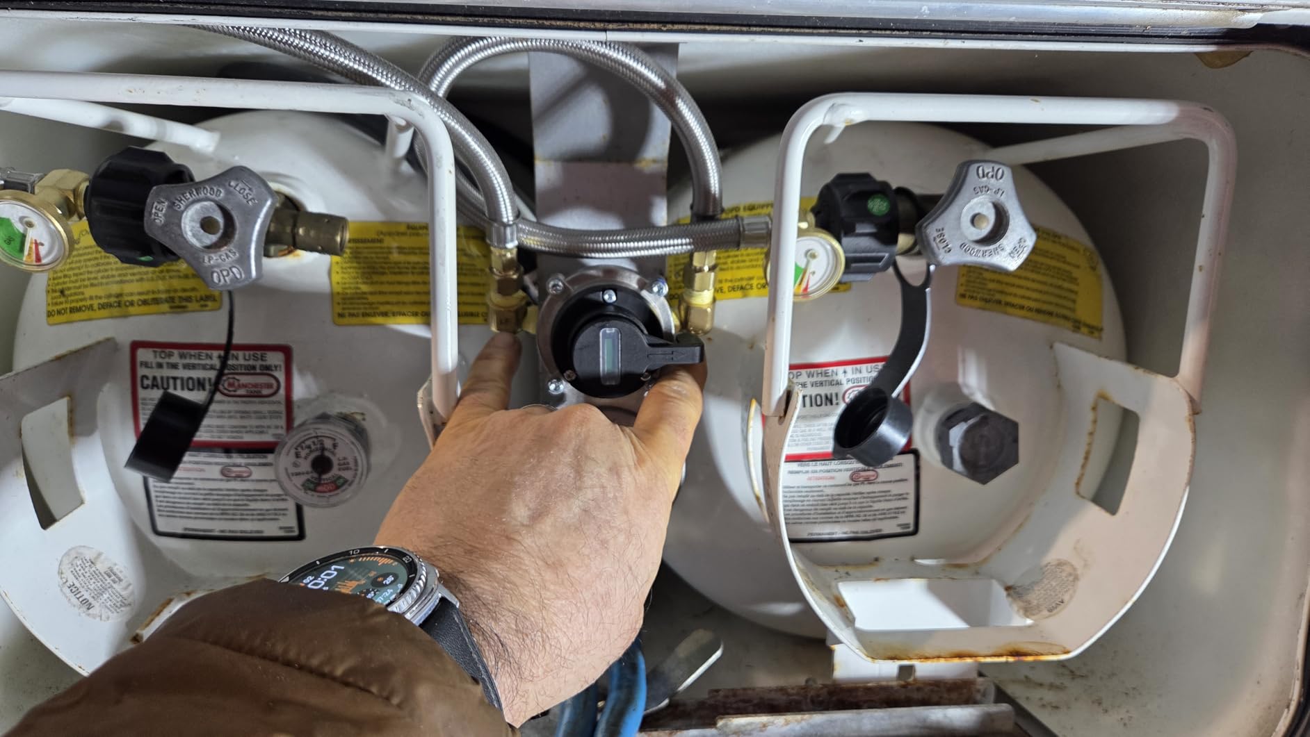 Rv Propane Regulator 2 Tank Hoses, LP Gas Regulator 2-Stage Auto Changeover Kit, Dual Tank Hoses with Propane Tank Gauge, Two-Cylinder Connection Setup for Camper & Trailer Gas Systems. customer photo 1