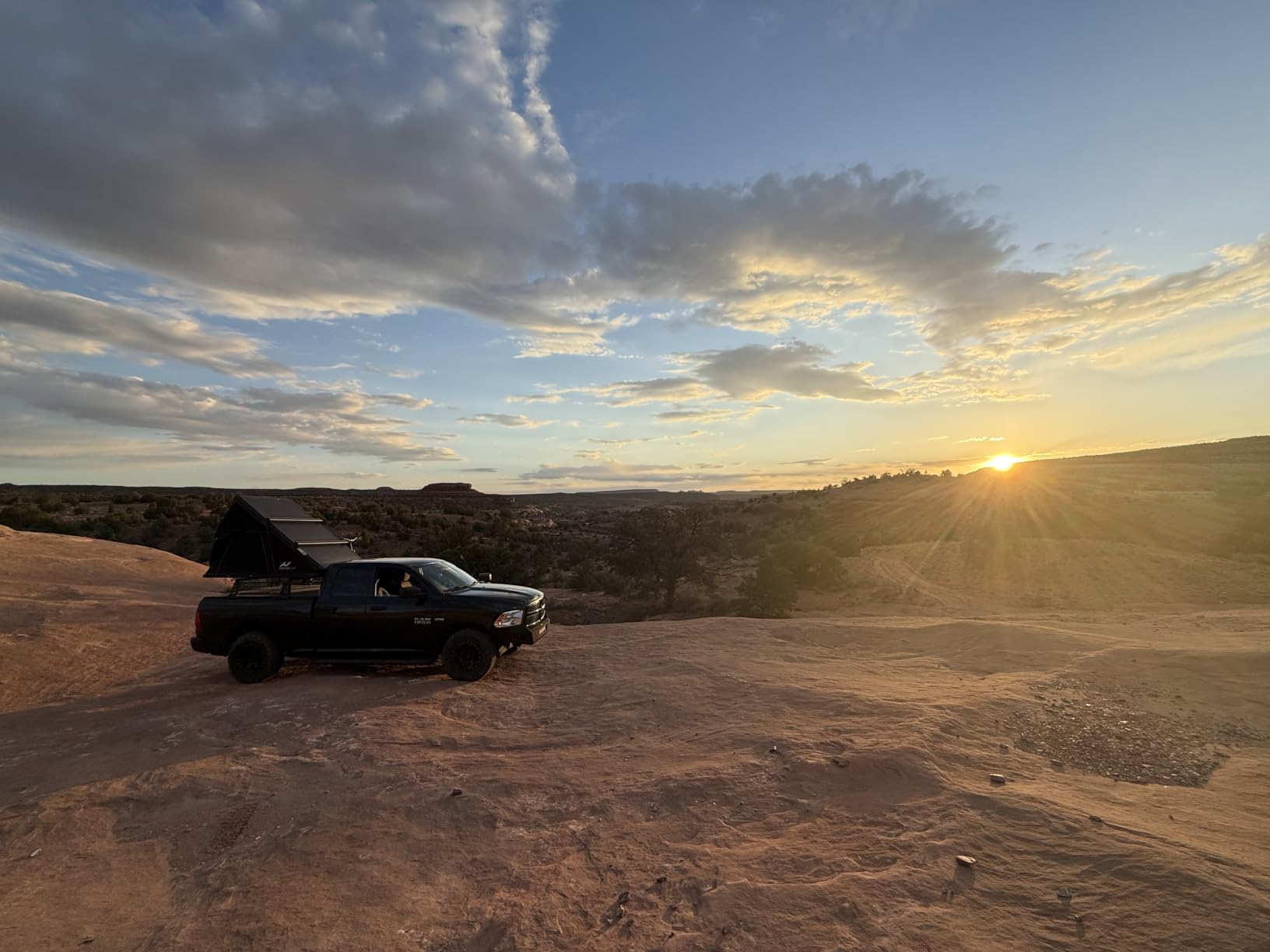 Naturnest Rooftop Tent Hard Shell, Easy Set Up Pop Up Tent for 2 Person Camping, Waterproof UV-Resistant Blackout Privacy 4 Season Tents for Truck, Jeep, SUV, Van, Trailer - Polaris Plus customer photo 2