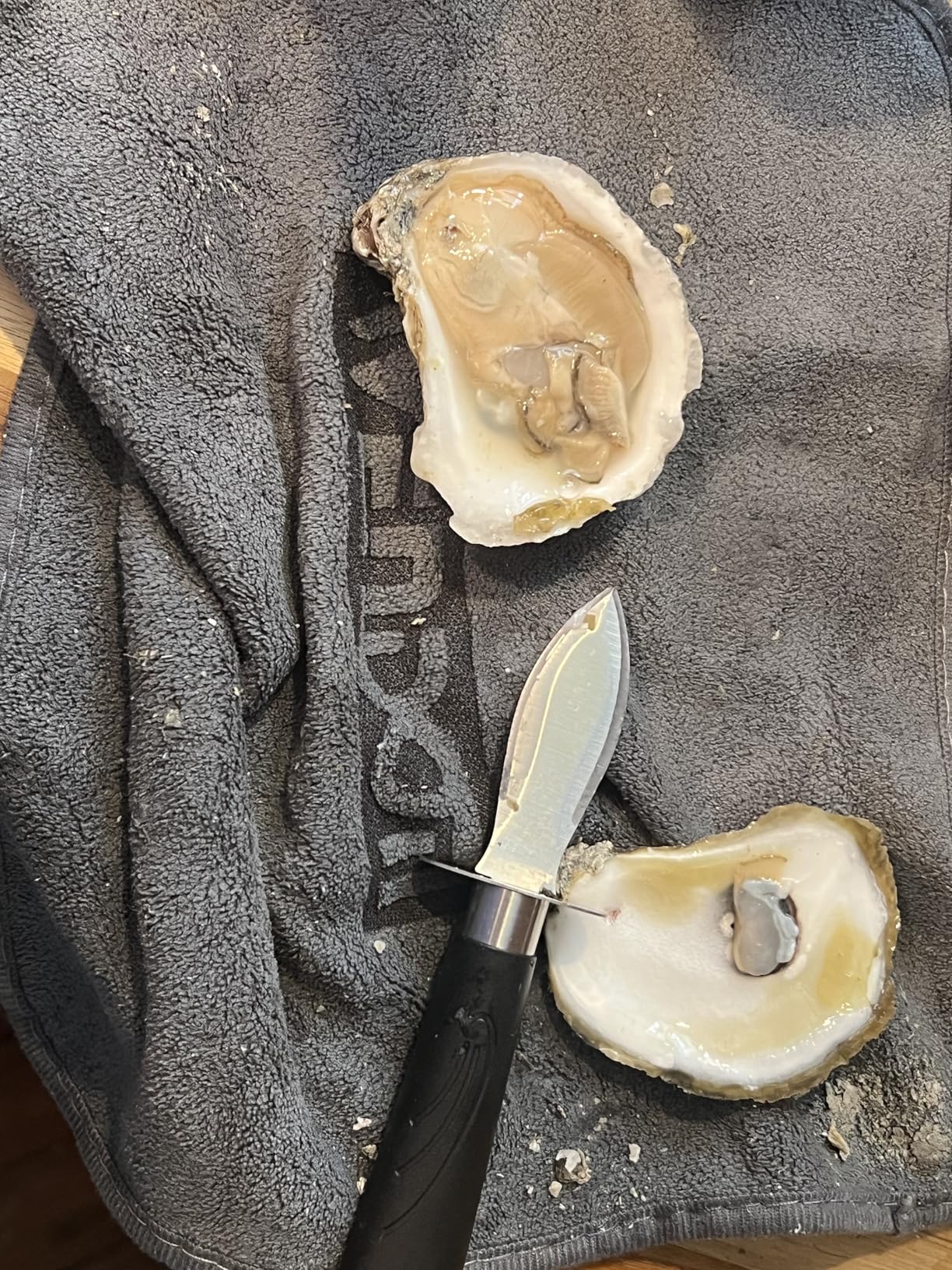 Oyster Knife Shucker Set Oyster Shucking Knife and Gloves Cut Resistant Level 5 Protection Seafood Opener Kit Tools Gift(2knifes+2Glove+1Cloth) customer photo 1