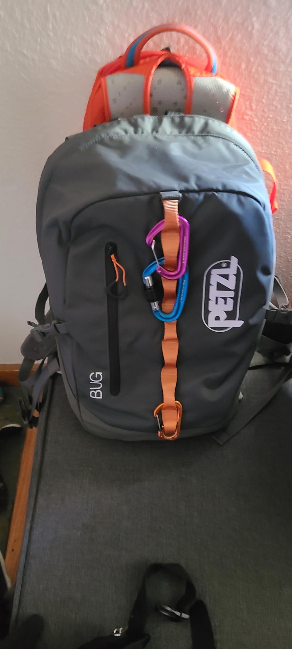 Petzl Bug Backpack Gray, Backpack for single-day multi-pitch climbing customer photo 1