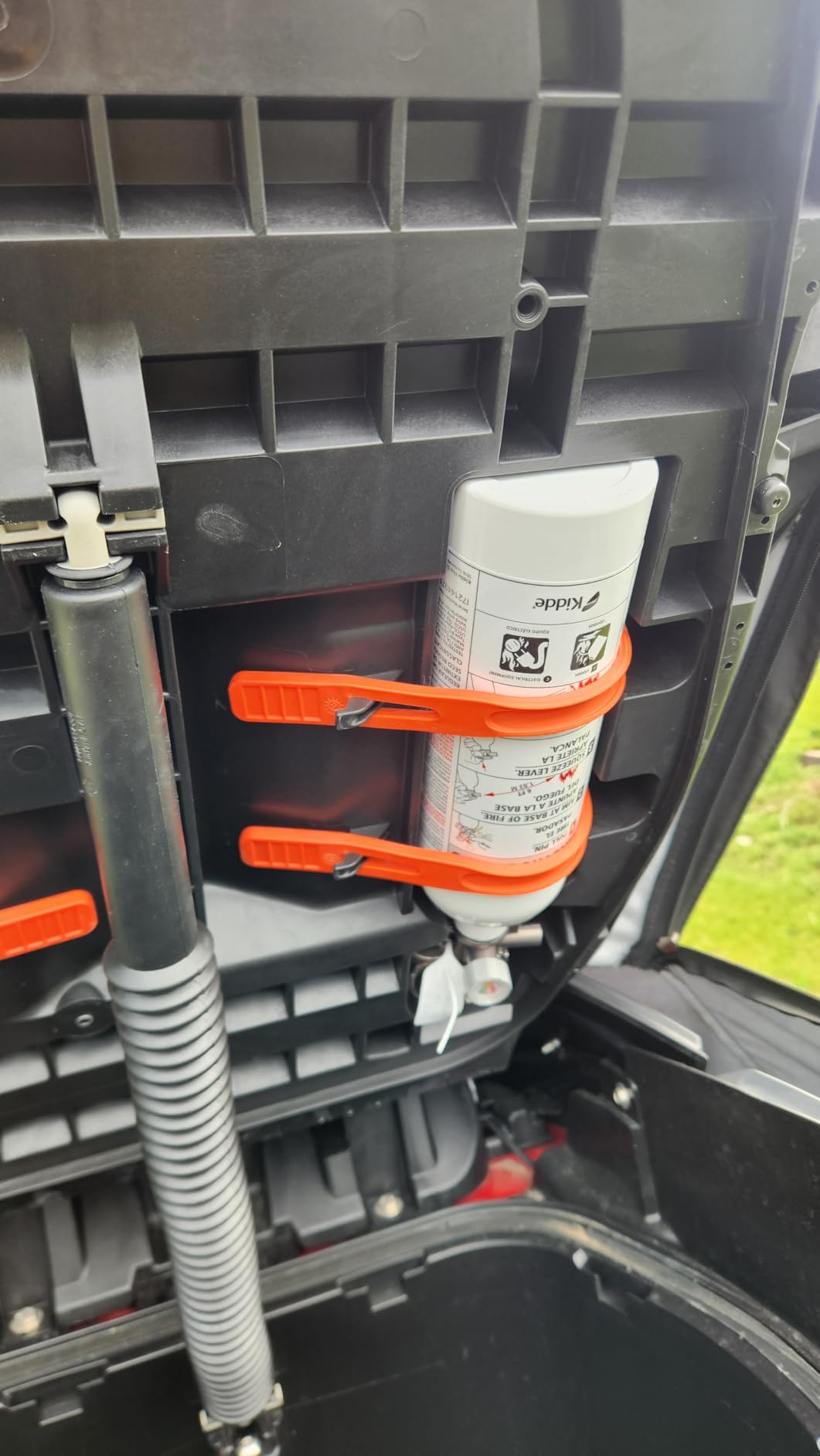 Kidde Mariner PWC Fire Extinguisher for Jet Skis, 5-B:C, KD57W-5BC | Coast Guard Approved for Personal Watercraft, Very Small Flammable Liquids & Electrical Fires, 2.5 lb. Dry Chemical customer photo 1