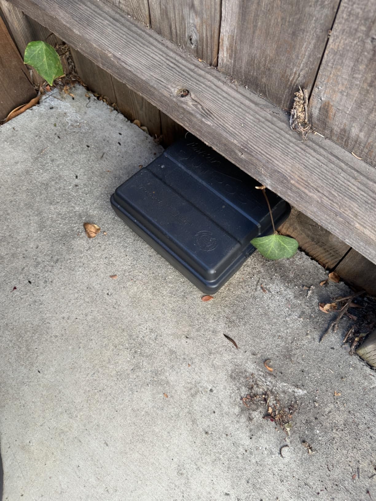 Tomcat Outpost rat bait station, set of 6, lockable tamper-resistant, vertical or horizontal mount, black, 8.5