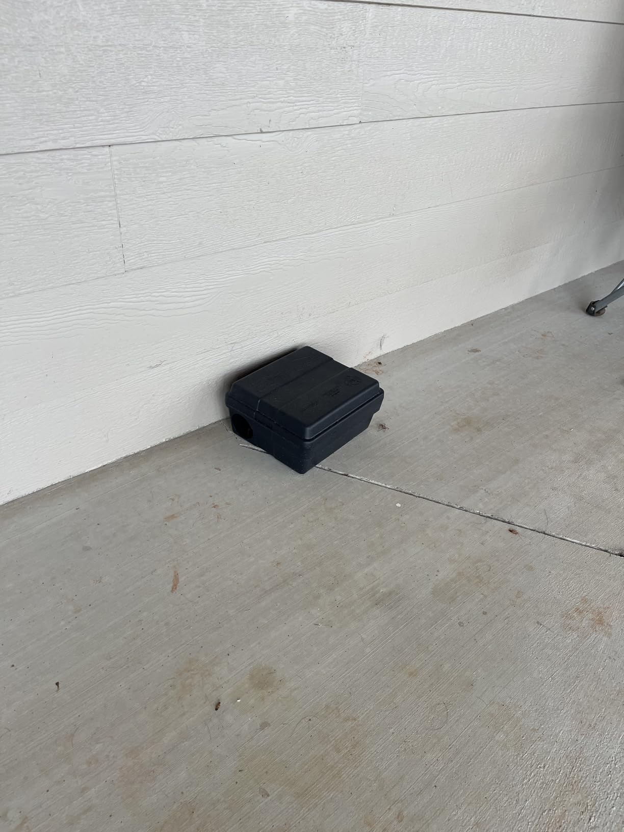 Tomcat Outpost rat bait station, set of 6, lockable tamper-resistant, vertical or horizontal mount, black, 8.5
