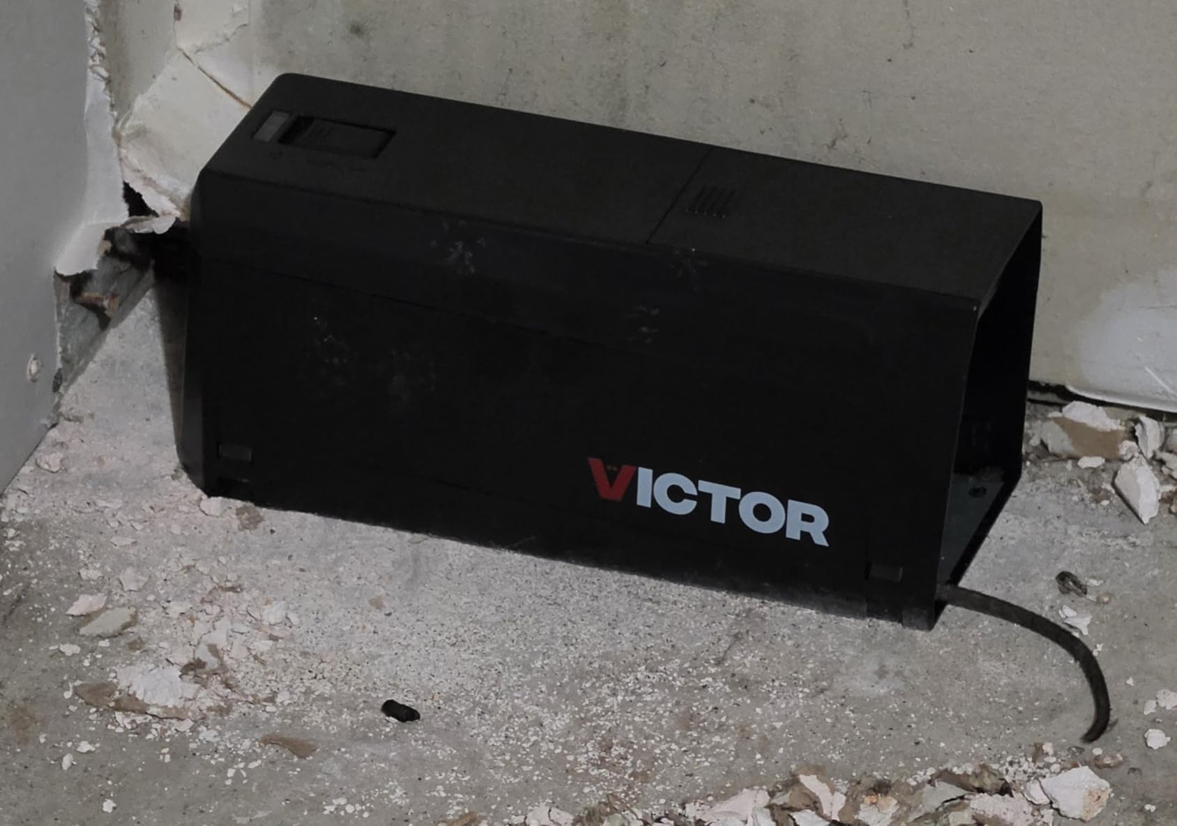 Victor Electronic Rat Trap 1-Pack, Indoor Humane Electric Rodent Killer | LED Battery Indicators, No Touch No See Design, Kills up to 35 Rats per 4 AA Battery Set customer photo 1