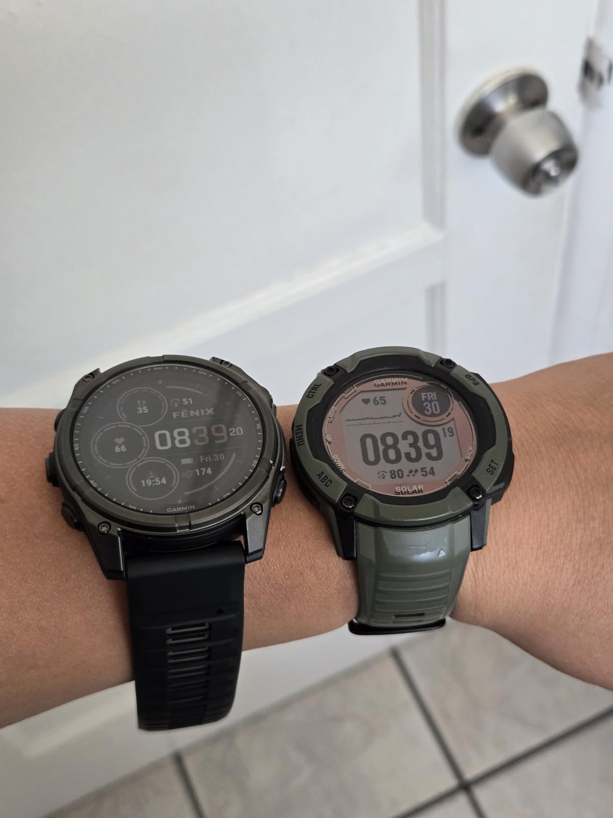 Garmin fenix 8 Solar, Sapphire, 51mm, DLC Titanium, Black/Pebble Gray customer photo 2