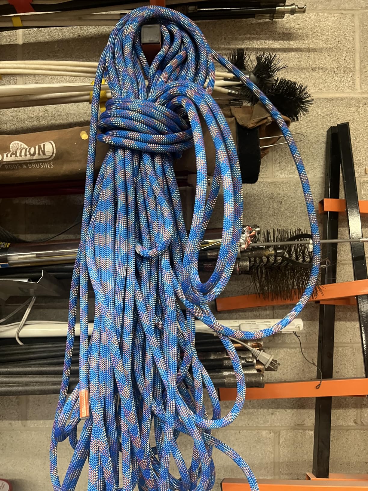 VEVOR 10.2mm Dynamic Climbing Rope, Outdoor Rock Climbing Rope 25KN Breaking Tension, Stretchable Fiber Rope with Steel Snap Hooks for Escape, Rappelling, Fire Rescue, Blue customer photo 1
