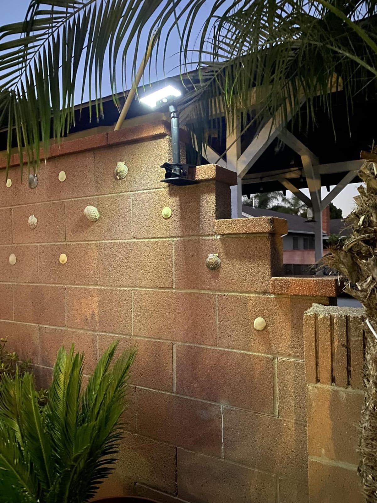 Clip On Solar Lights Outdoor, Motion Sensor Outdoor Lights, 92 LEDs 600LM Solar Fence Lights Outdoor Waterproof, Security Lights for Fence, Deck, Gutter (2, Clamp/Black/6000K) customer photo 1