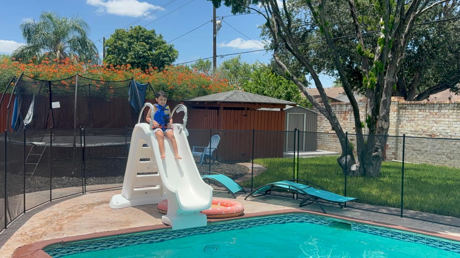 Step2 Vero Pool Slide, Outdoor/Indoor Waterproof Patio Furniture, Non-Slip Steps, Hose Attachment, Made of Durable Plastic, 4 Feet, White customer photo 2