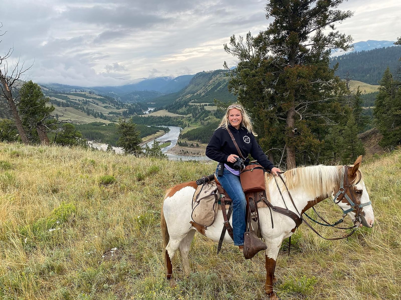 TrailMax Horse Horn Bags for Trail Riding – Medium & Large Western Saddle Horn Bags for Horses & Mules, Insulated Trail Gear with Secure Fit & Grab-and-Go Liners, Medium, Brown customer photo 1