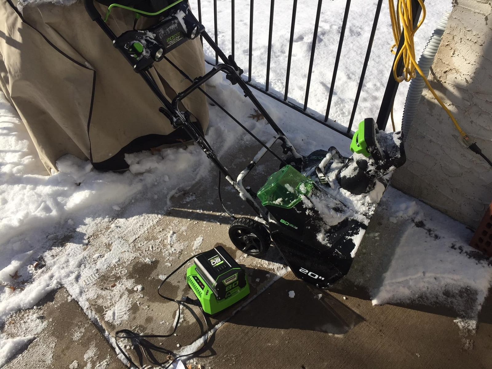 Greenworks 80V (75+ Compatible Tools) 20” Brushless Cordless Snow Blower, 2.0Ah Battery and Charger Included customer photo 1