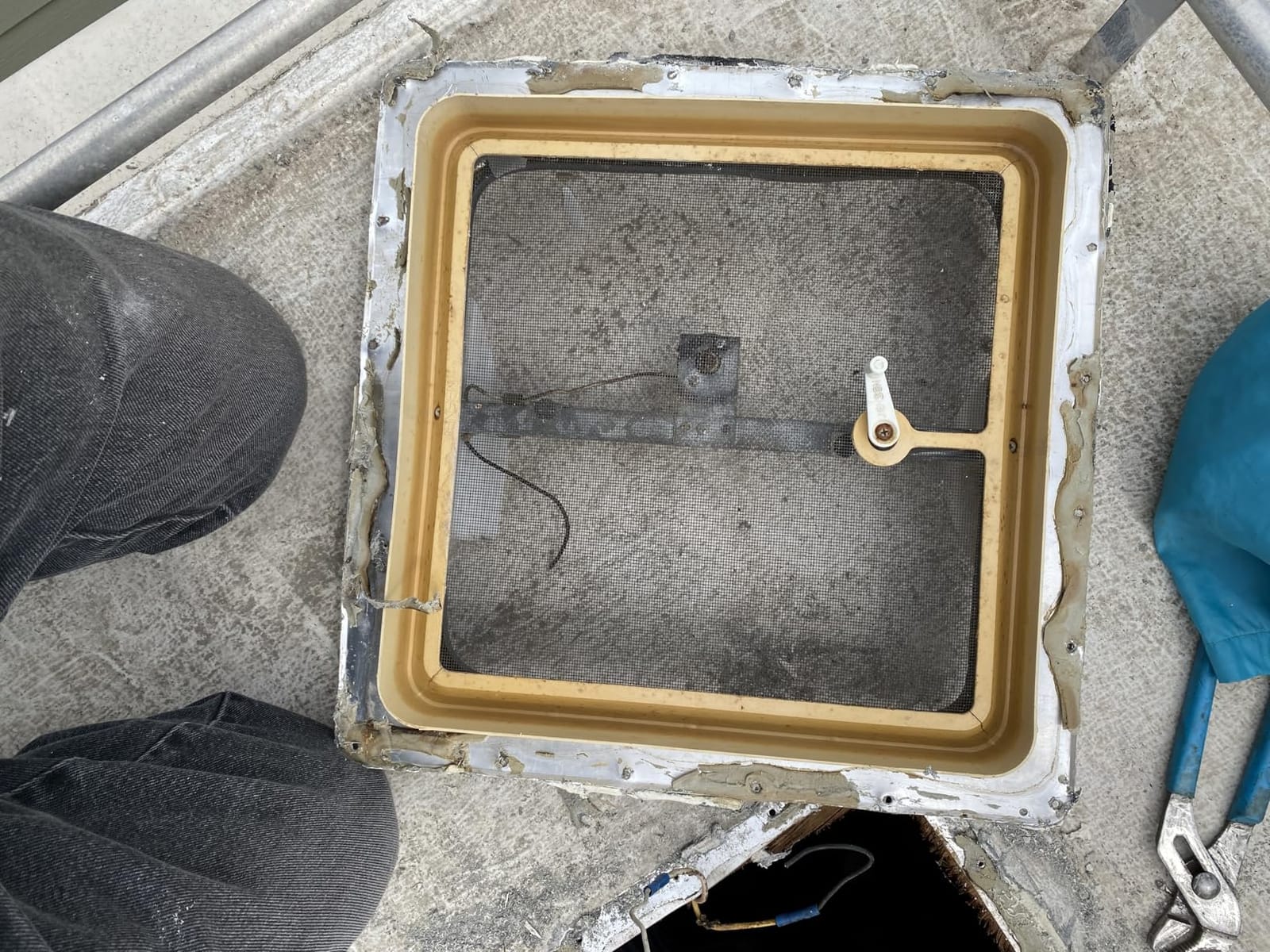 Ventline RV Roof Vent White w/ 12 Volt Fan, Putty & Screws¡­ customer photo 1