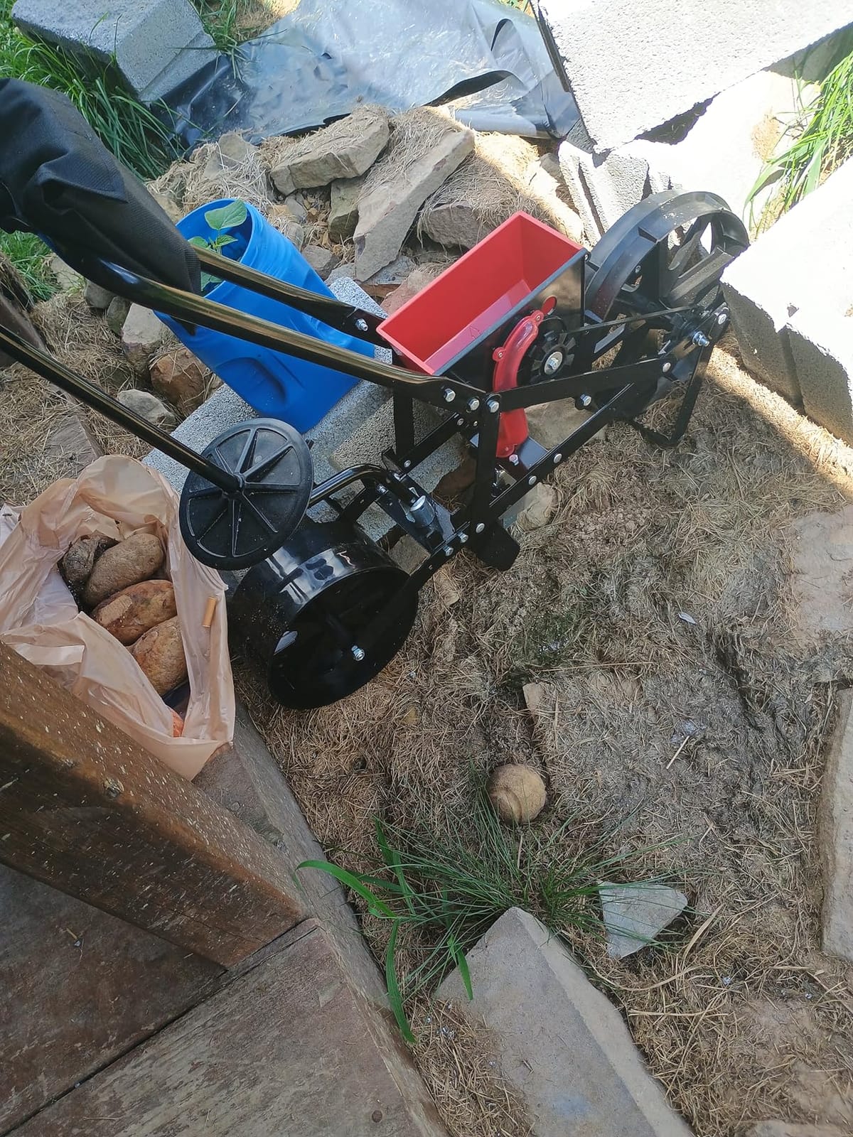 CHAPIN Push Seeder Streamlines Row Planting in Prepared Soil | Rust-resistant 1.5L poly hopper, handles up to 20 seed varieties with interchangeable plates customer photo 1