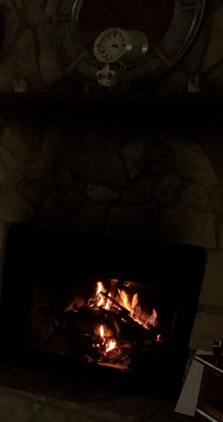 Smoak Firewood - Kiln Dried Premium Oak Firewood (Includes Firestarter) (Large (16inch Logs) 120-140lbs) customer photo 1