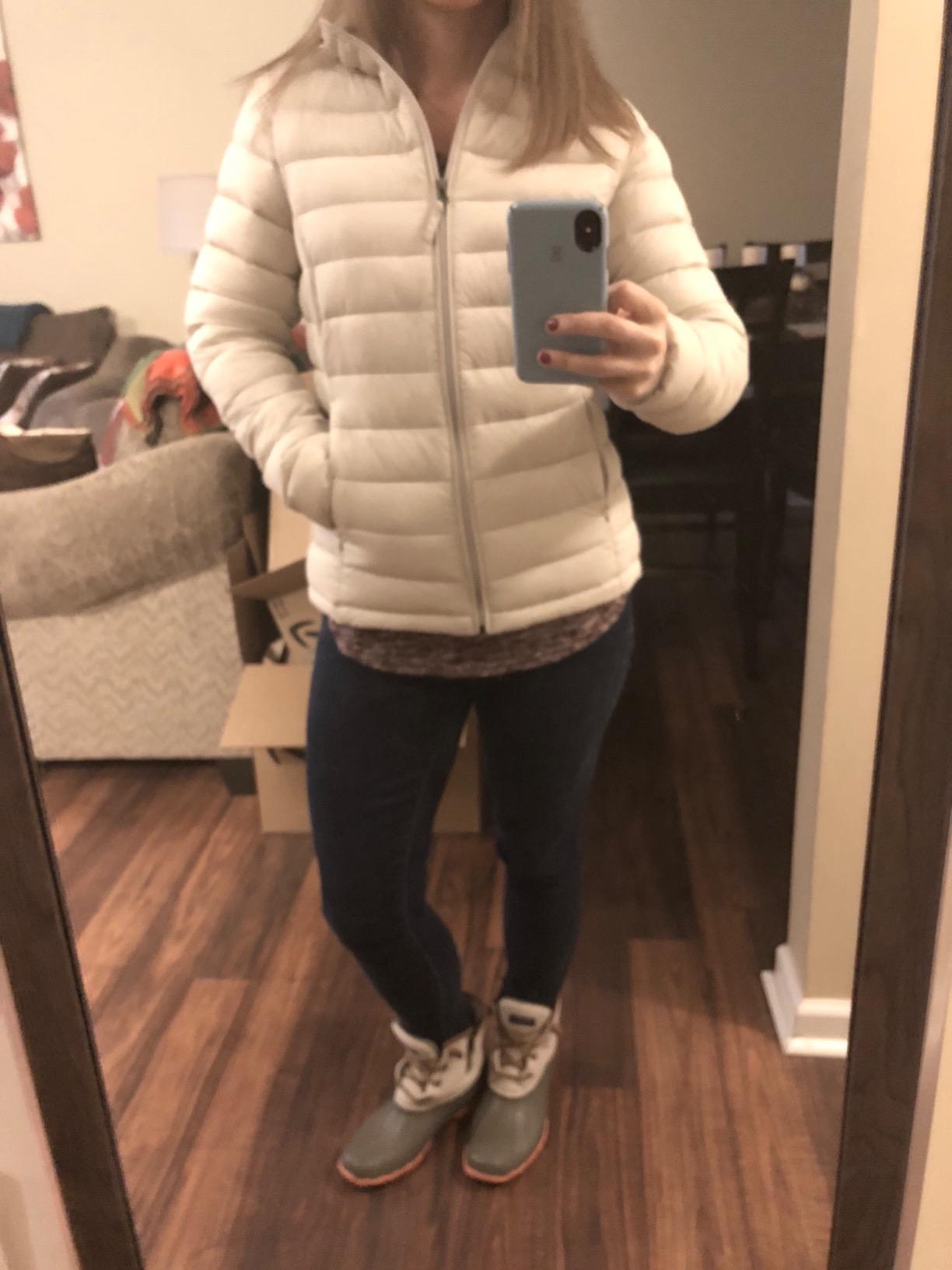 Amazon Essentials Women's Lightweight Long-Sleeve Water-Resistant Packable Puffer Jacket (Available in Plus Size) customer photo 2