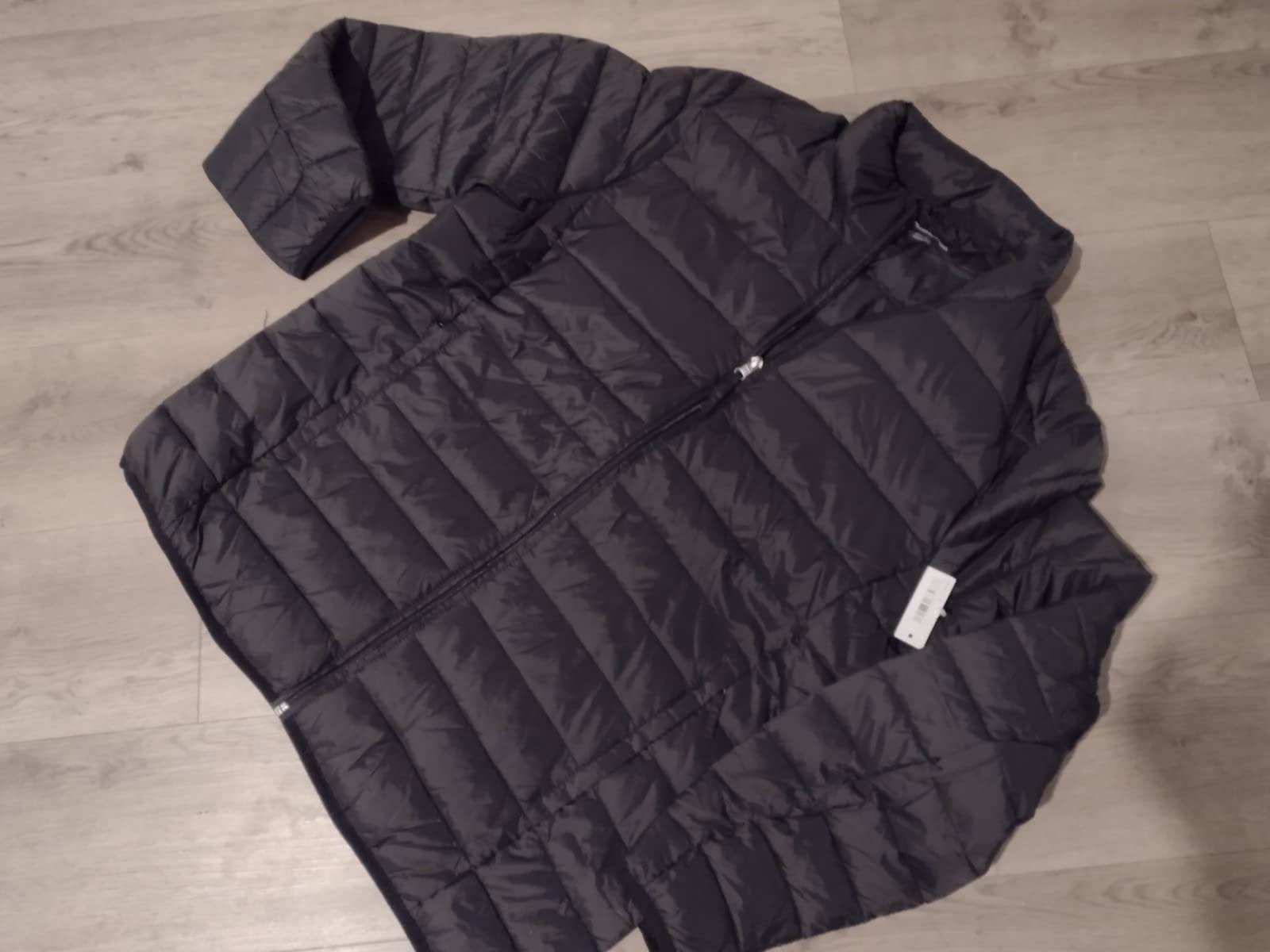 Amazon Essentials Men's Packable Lightweight Water-Resistant Puffer Jacket (Available in Big & Tall) customer photo 2