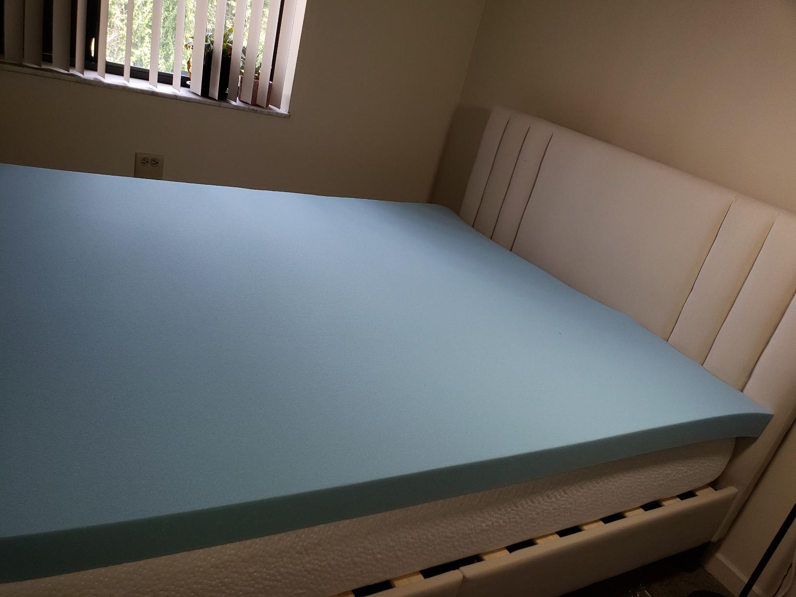 Amazon Basics Cooling Gel-Infused Memory Foam Mattress Topper for Better Sleep Support, CertiPUR-US Certified, 3 inches, Queen, Blue customer photo 1