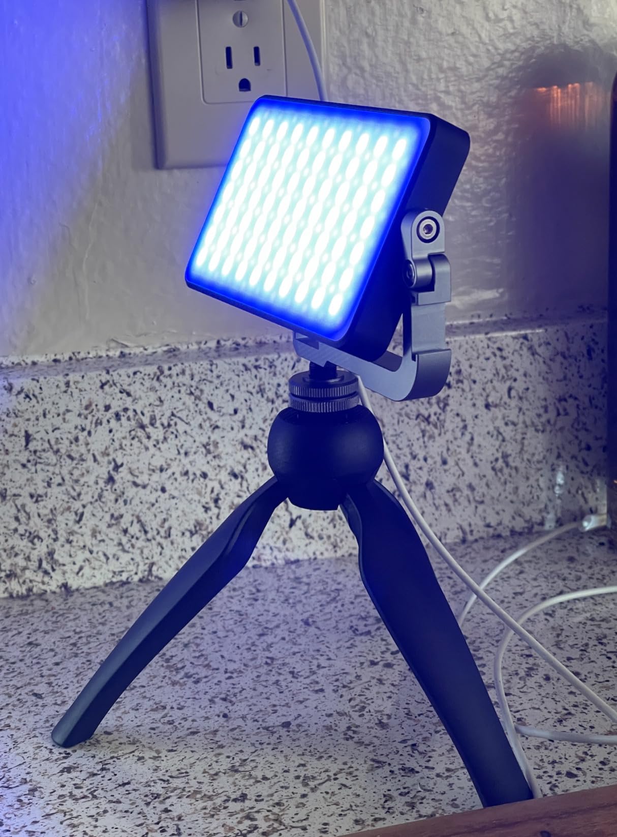 IVISII G2 Pocket RGB Camera Light,Built-in 7200mAh Rechargeable Battery 360°Full Color Gamut 9 Light Effects,2600-10000K LED Video Light Panel with Aluminum Alloy Body, Adjustable Tripod Stand customer photo 1