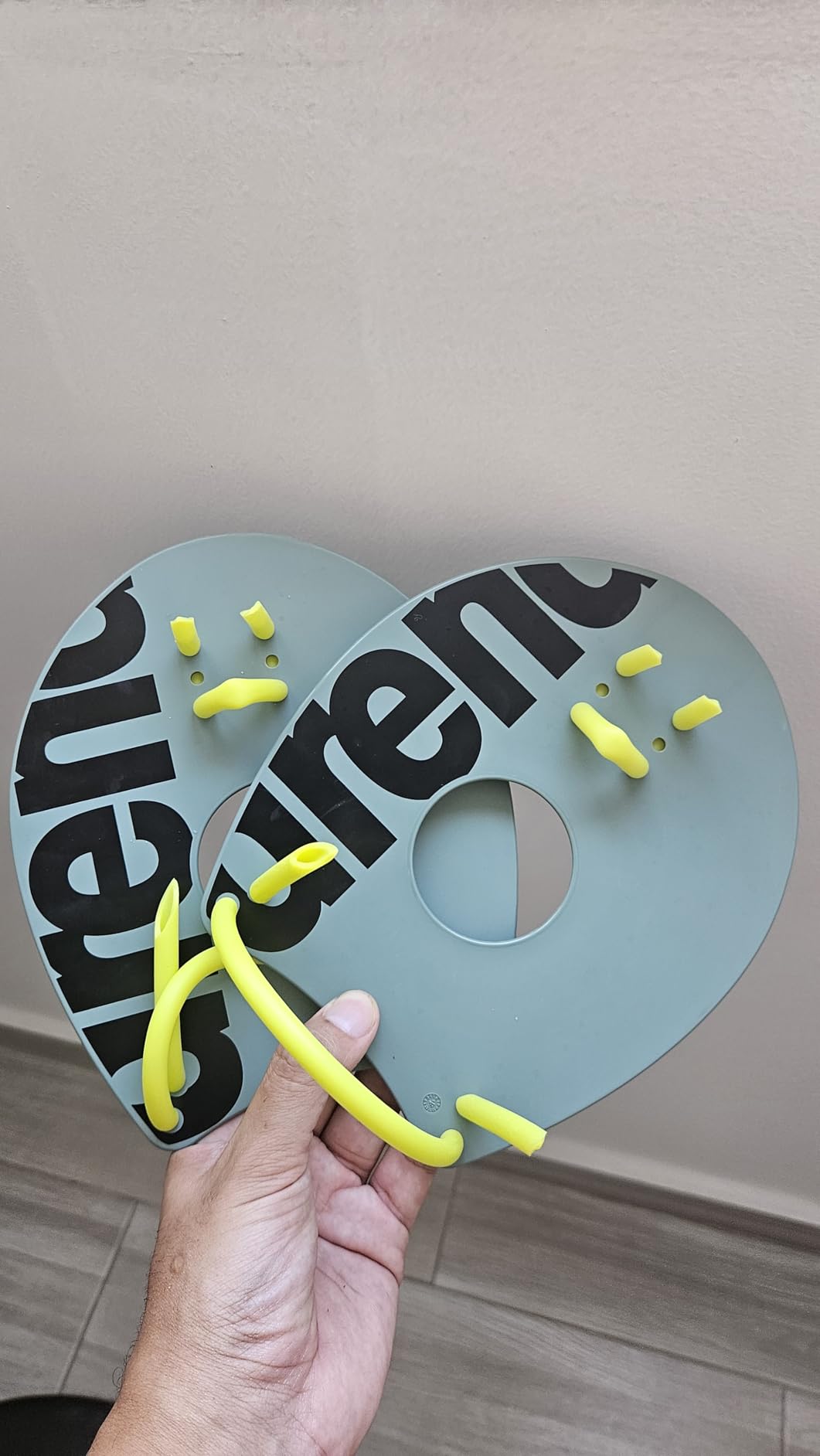 Arena Unisex Elite Hand Paddle 2 for Lap Swimming and Technique Training, Swim Equipment for Men and Women, 4 Sizes customer photo 2