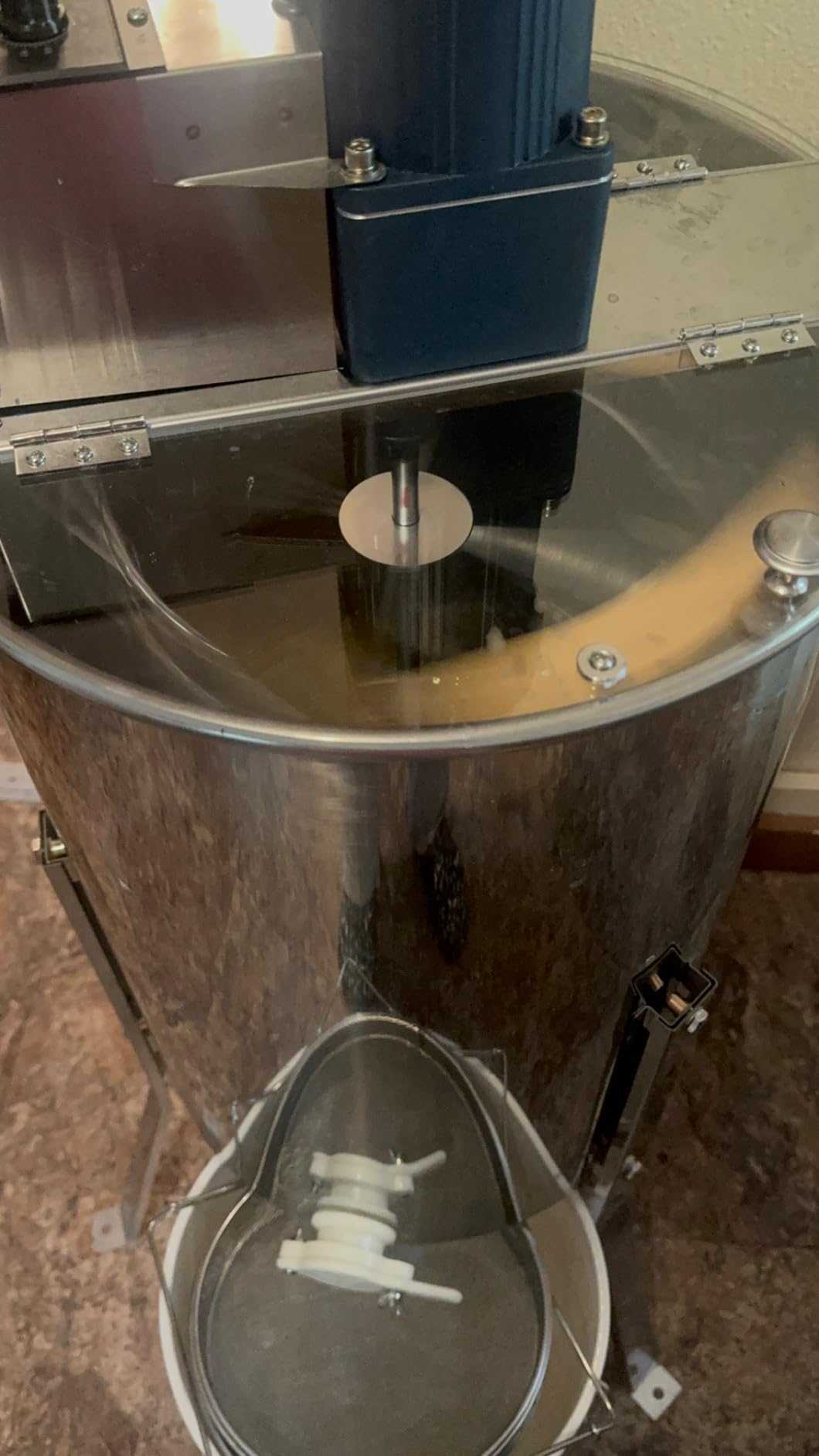 VEVOR Electric Honey Extractor, 4/8 Frame, Silver | Stainless Steel, Transparent Lid, Height Adjustable Stand, Honeycomb Drum Spinner, Apiary Centrifuge Equipment customer photo 2