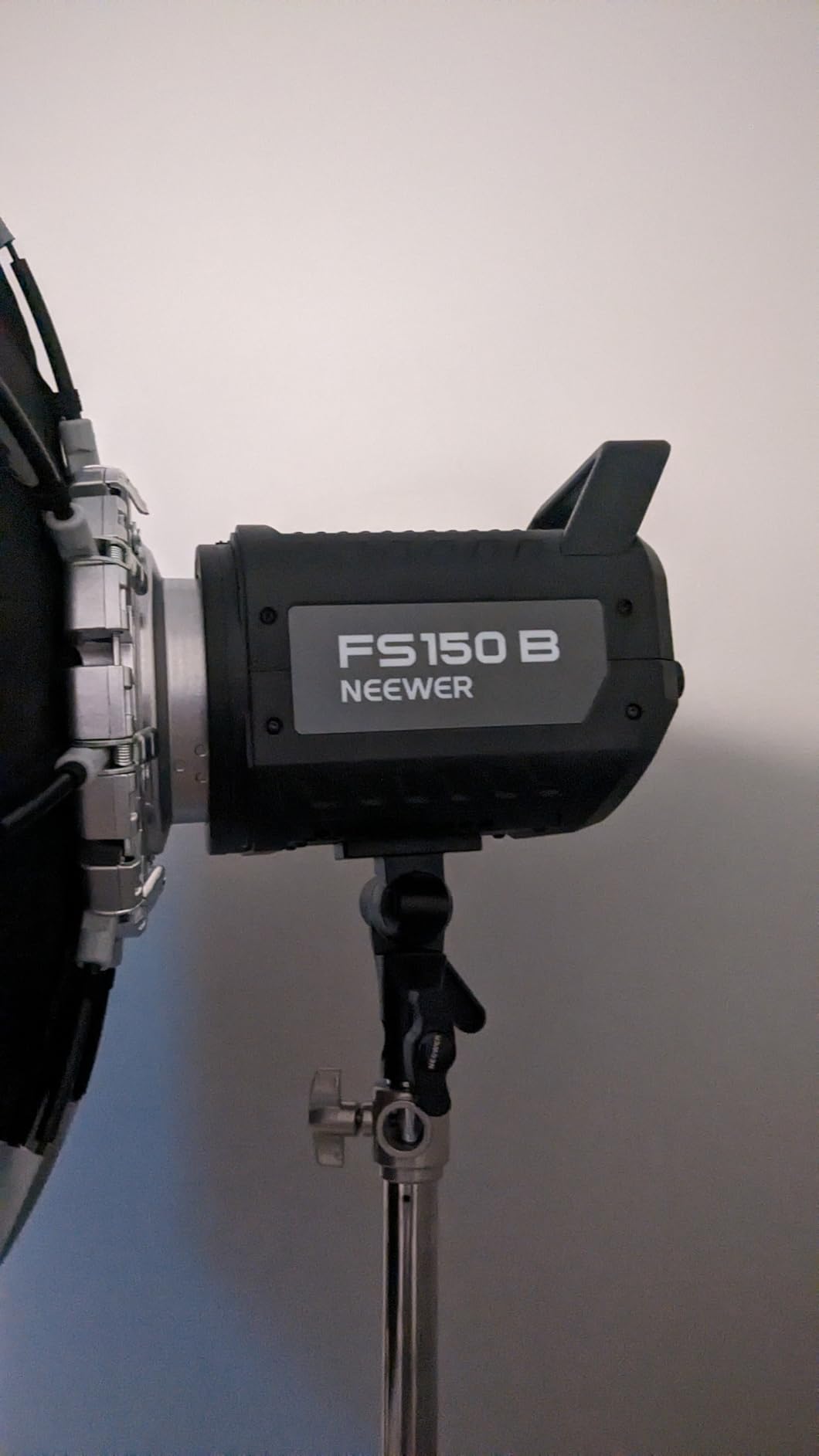 NEEWER FS150B LED Video Light 2.4G/APP Control,130W Bi Color COB Silent Photography Continuous Output Lighting with 4 Types Precise Dimming, 72000lux/1m, 2700K-6500K, CRI 97+,12 Effects, Bowens Mount customer photo 2