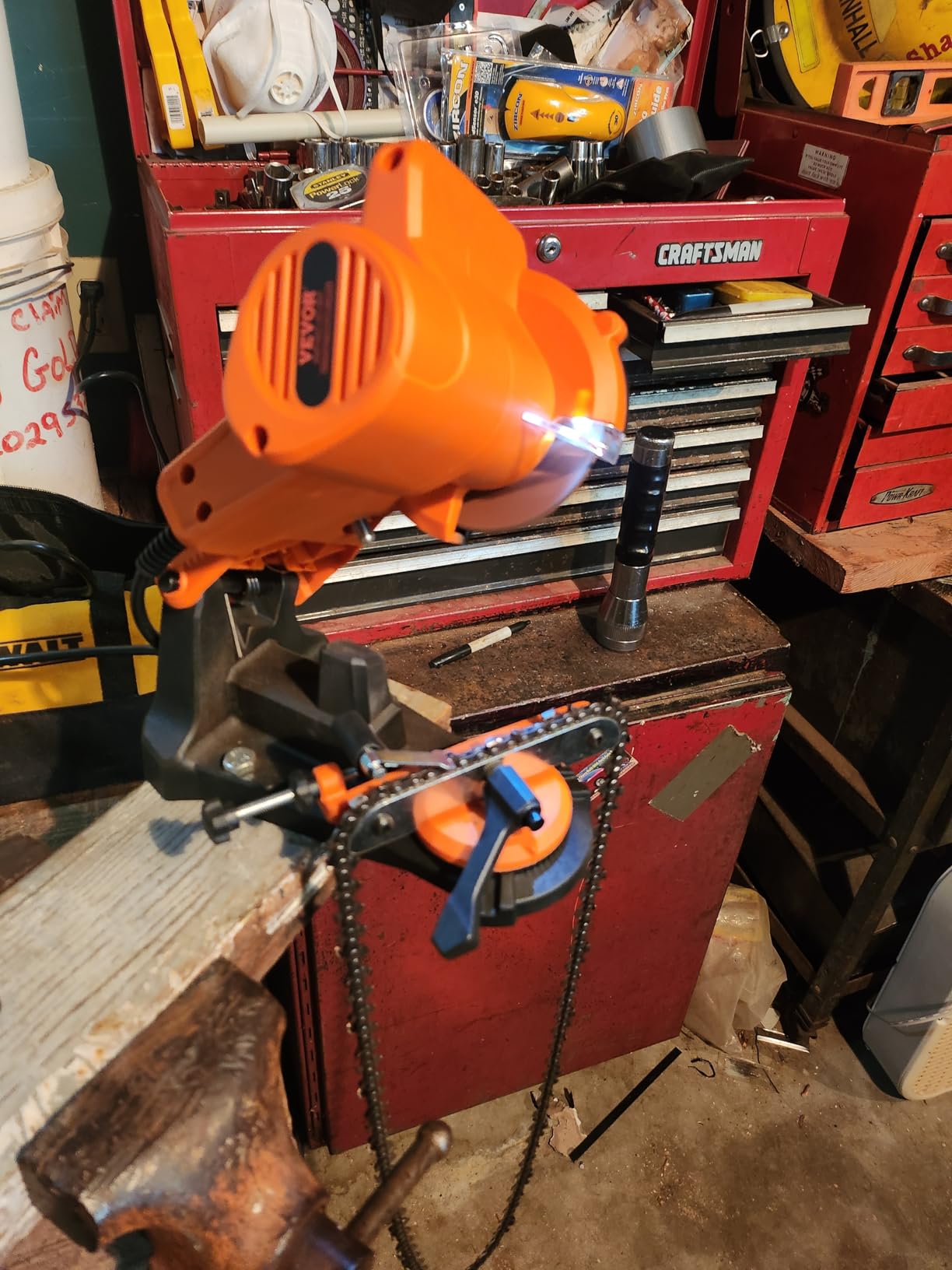 VEVOR Electric Chainsaw Sharpener, 140W Electric Saw Chain Blade Sharpener 5700RPM, Professional Bench Chain Saw Sharpening Tool with 3 Grinding Wheels Fit 0.25