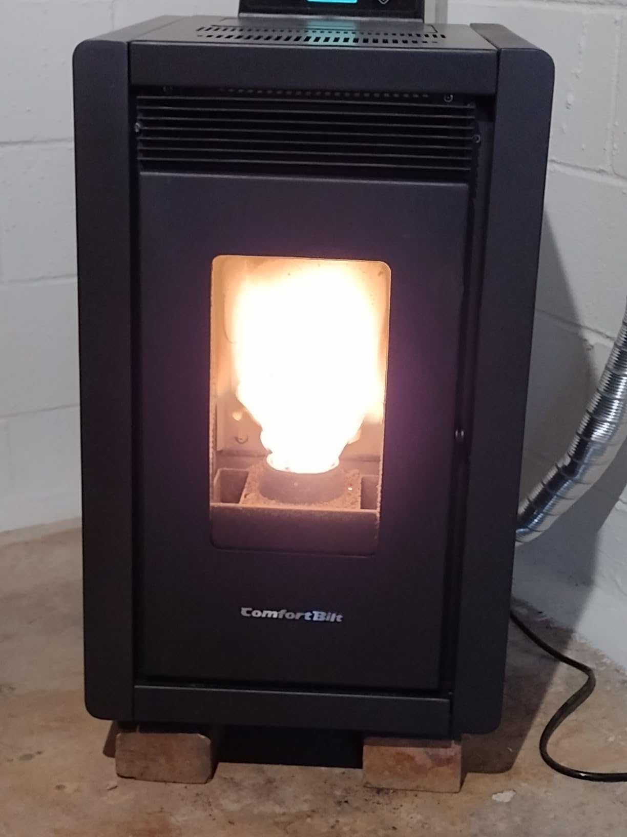 ComfortBilt HP40 Alpine Pellet Stove, 1,500 sq. ft., 25 lb. Hopper, Black customer photo 1