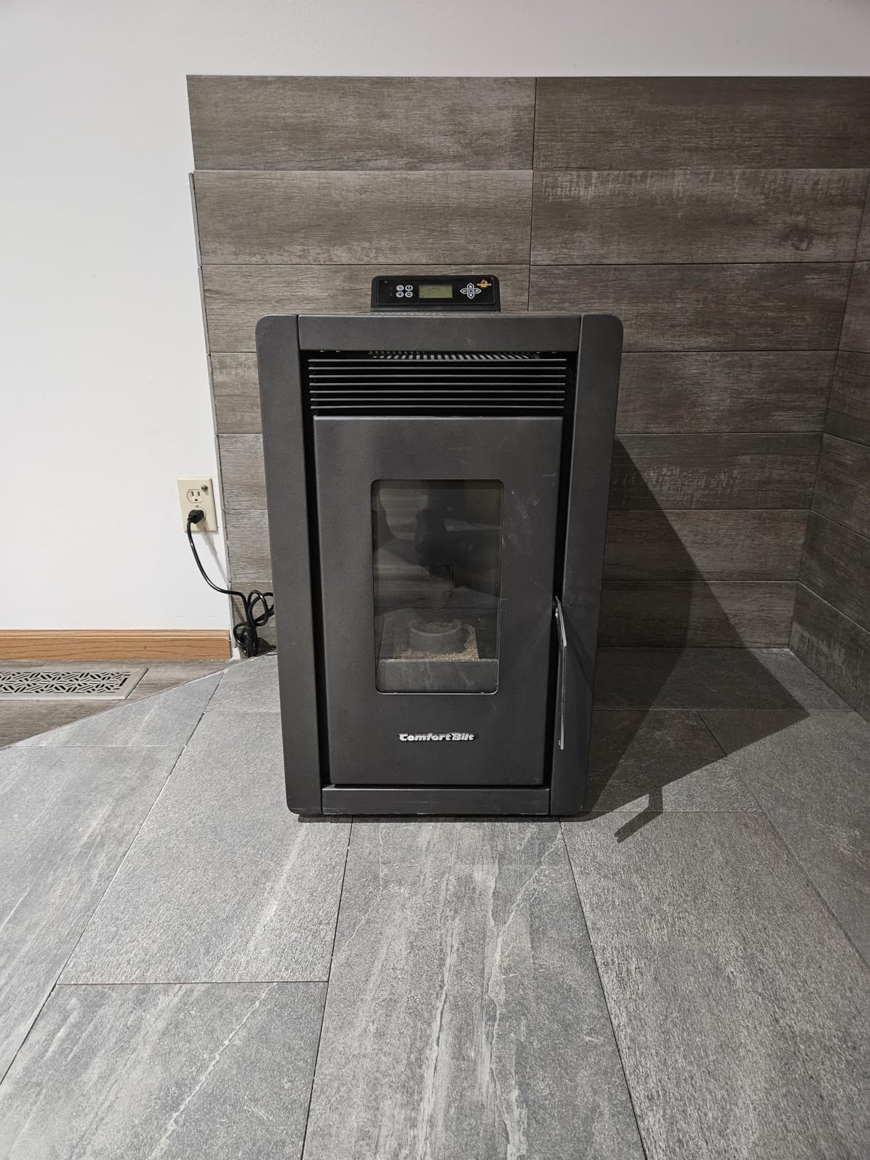 ComfortBilt HP40 Alpine Pellet Stove, 1,500 sq. ft., 25 lb. Hopper, Black customer photo 2