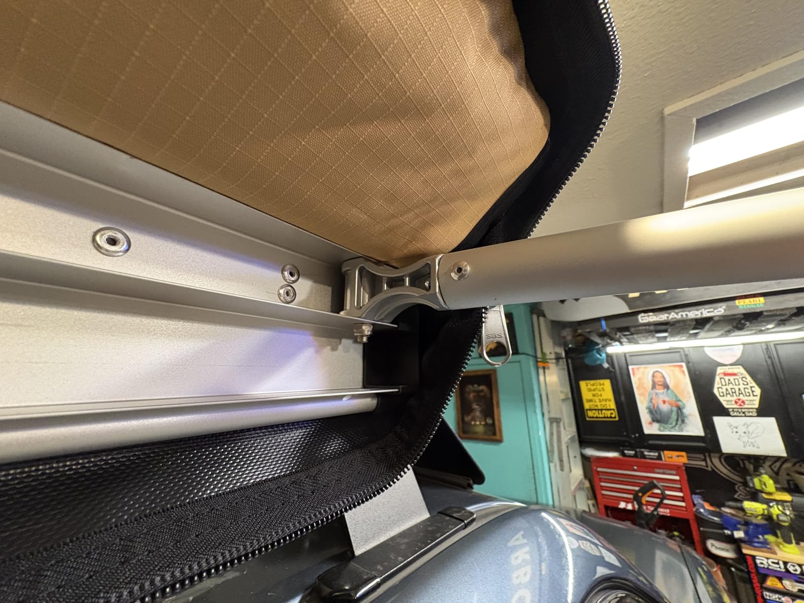 VEVOR Vehicle Awning 6.6'x8.2' Roof Rack Pull-Out Sun Shade UV50+ PU3000mm, Retractable Weatherproof 4x4 Side Awning for SUV Outdoor Camping & Overland (Hardware Included), w/Waterproof Storage Bag customer photo 1