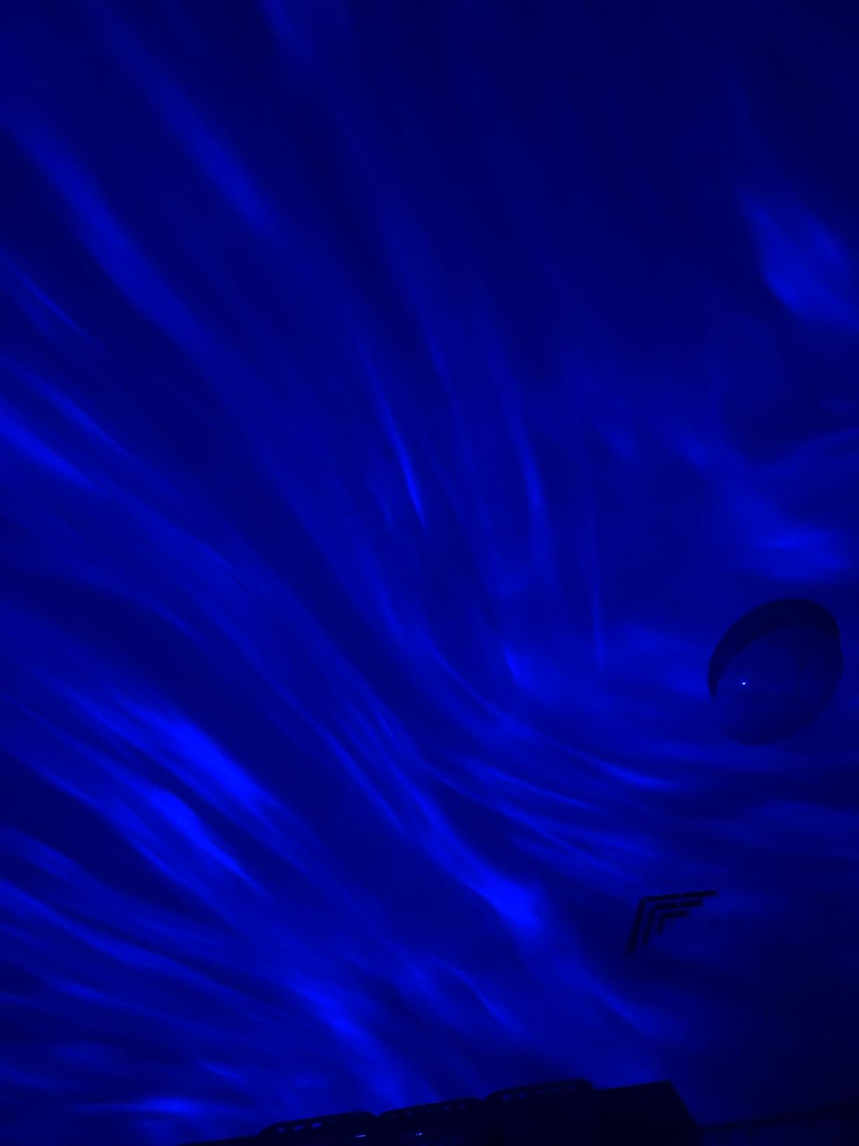 HUMIIEYE Northern Light Projector, Battery Operated Aurora Night Light, 16 Colors Galaxy Lamp Ocean Wave Ceiling Projector Mood Ambient Lighting for Bedroom Party Adults Kids Room Toddler Girl Gift customer photo 2