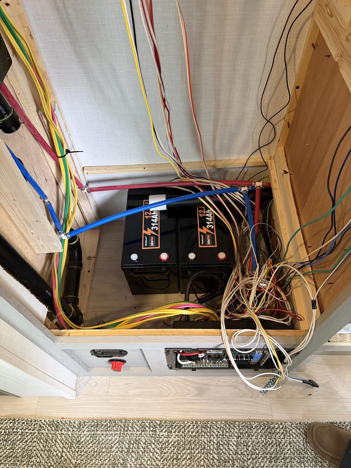 12V 300Ah (314Ah) LiFePO4 Lithium Battery with 200A BMS 15000+ Deep Cycles customer photo 1