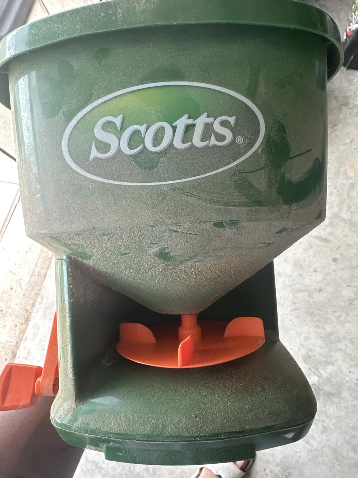 Scotts Whirl Hand-Powered Spreader | For Grass Seed, Lawn Fertilizers, Salt, and Ice Melt, Handheld Spreader Holds up to 1,500 sq. ft. of Product customer photo 2