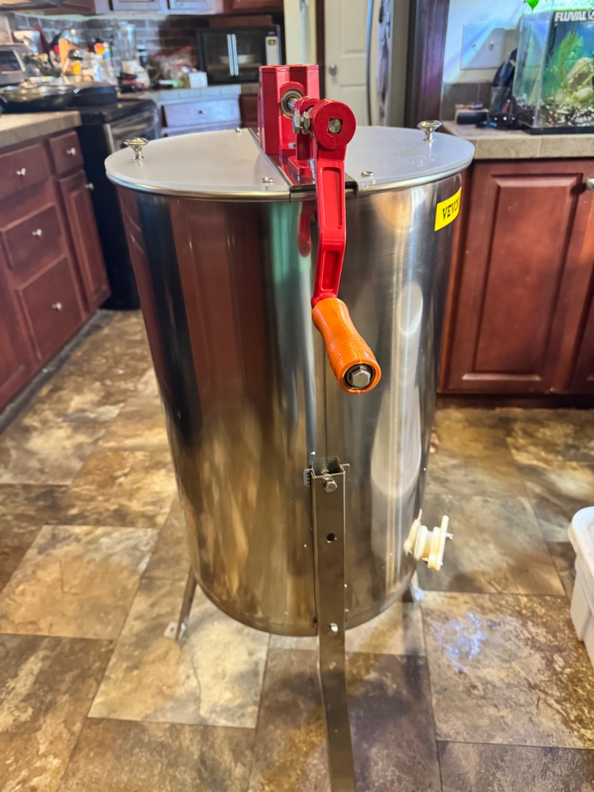 VEVOR Honey Extractor, 4/8 Frame Manual Honey Extractor with Transparent Lid, Stainless Steel Honeycomb Drum Spinner with Height Adjustable Stand, Honeycomb Extraction Equipment for Beekeeping customer photo 1