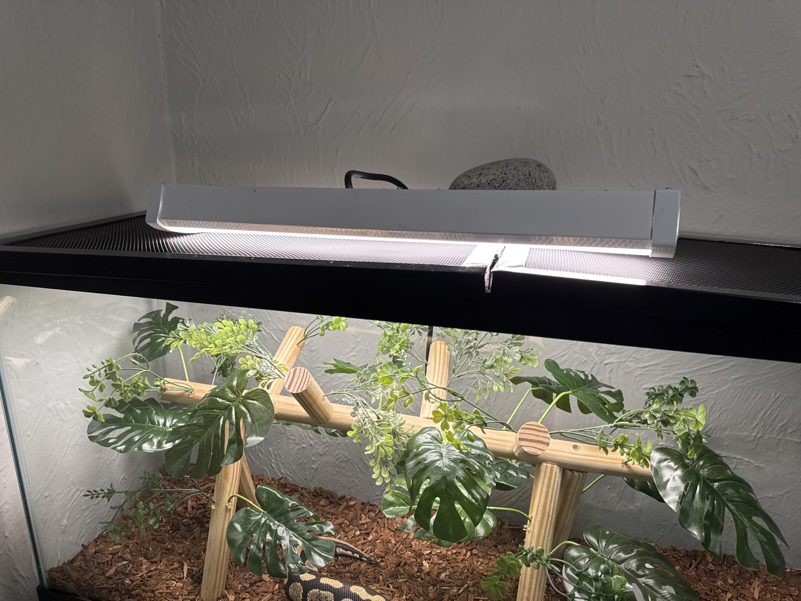Landhoow 55 Gallon Aquarium Lid with Center Hinge, Fish Tank Screen customer photo 2