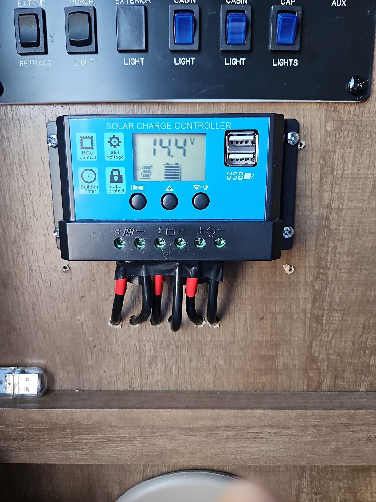 100A MPPT Solar Charge Controller with Auto Parameter LCD Display customer photo 1