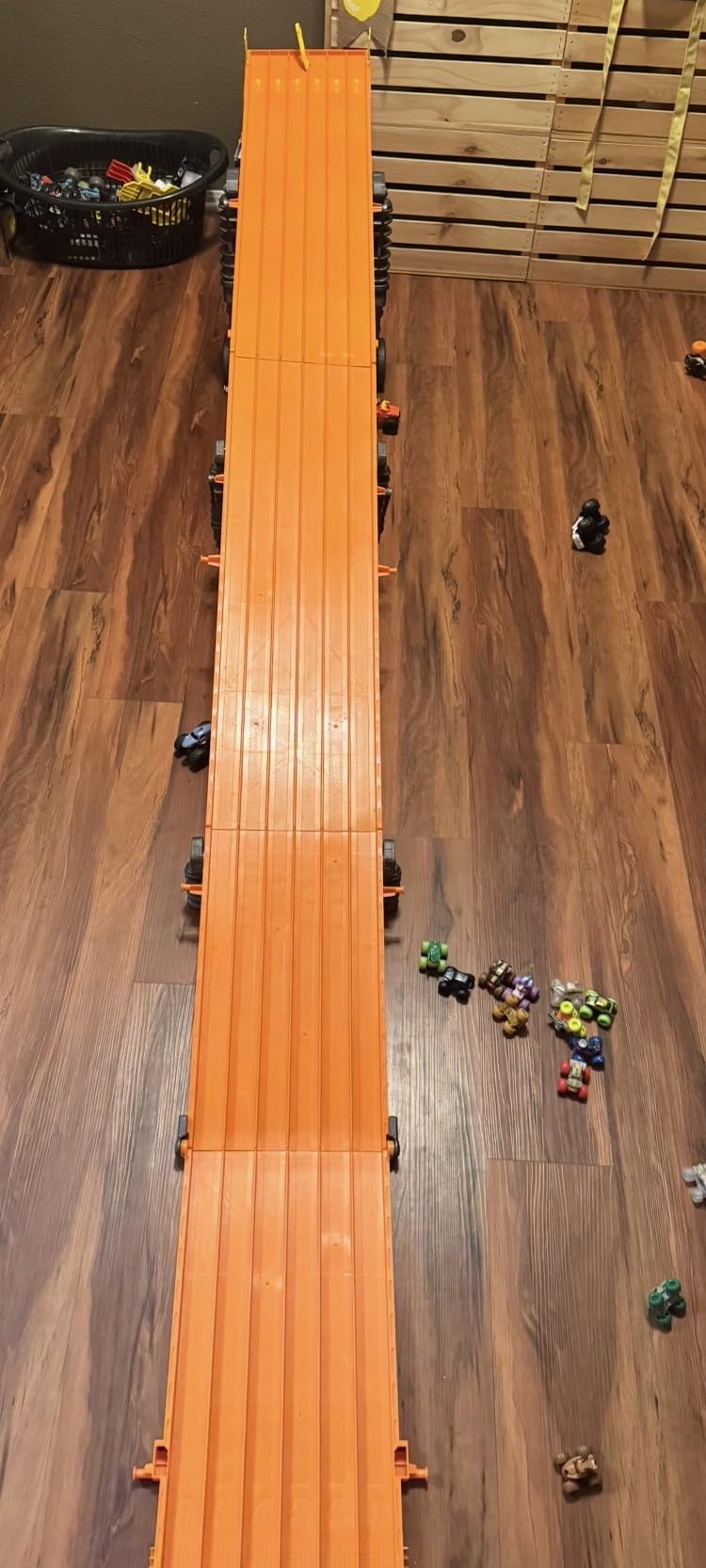 Hot Wheels Super 6-Lane Raceway & 6 1:64 Scale Toy Cars customer photo 2