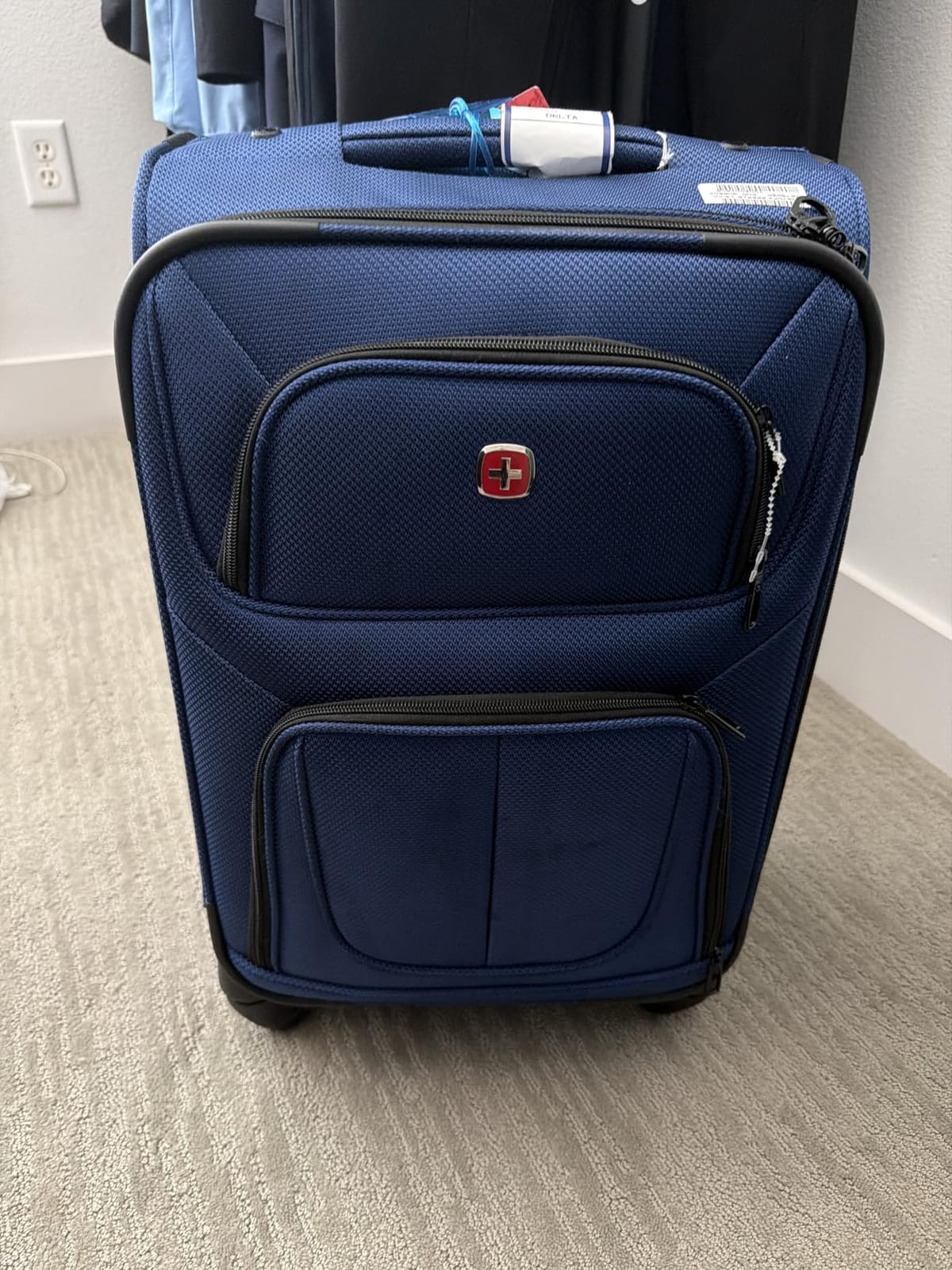 SwissGear Sion Softside Expandable Spinner Luggage Durable Lightweight Travel Suitcase, Teal, Carry-On customer photo 2