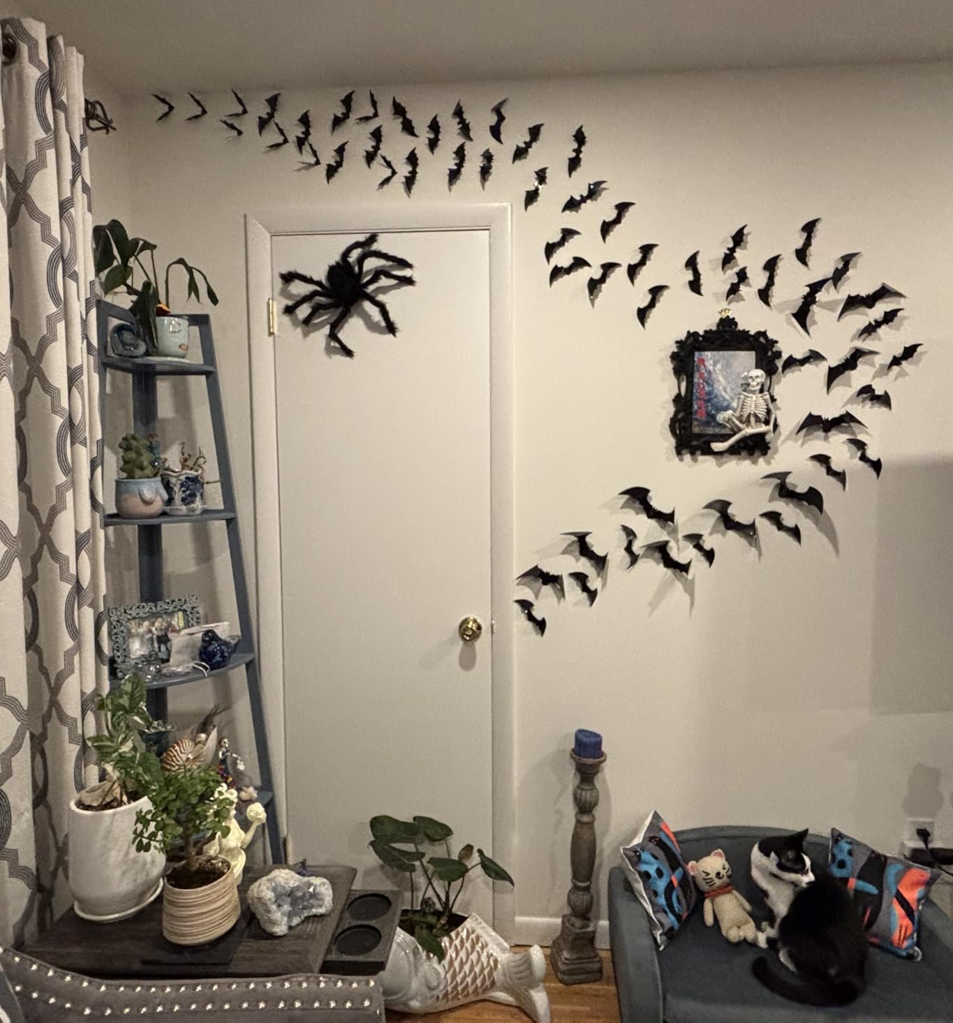LUDILO 100Pcs Bats Halloween Decorations: Halloween Bats Wall Décor Sticker customer photo 1